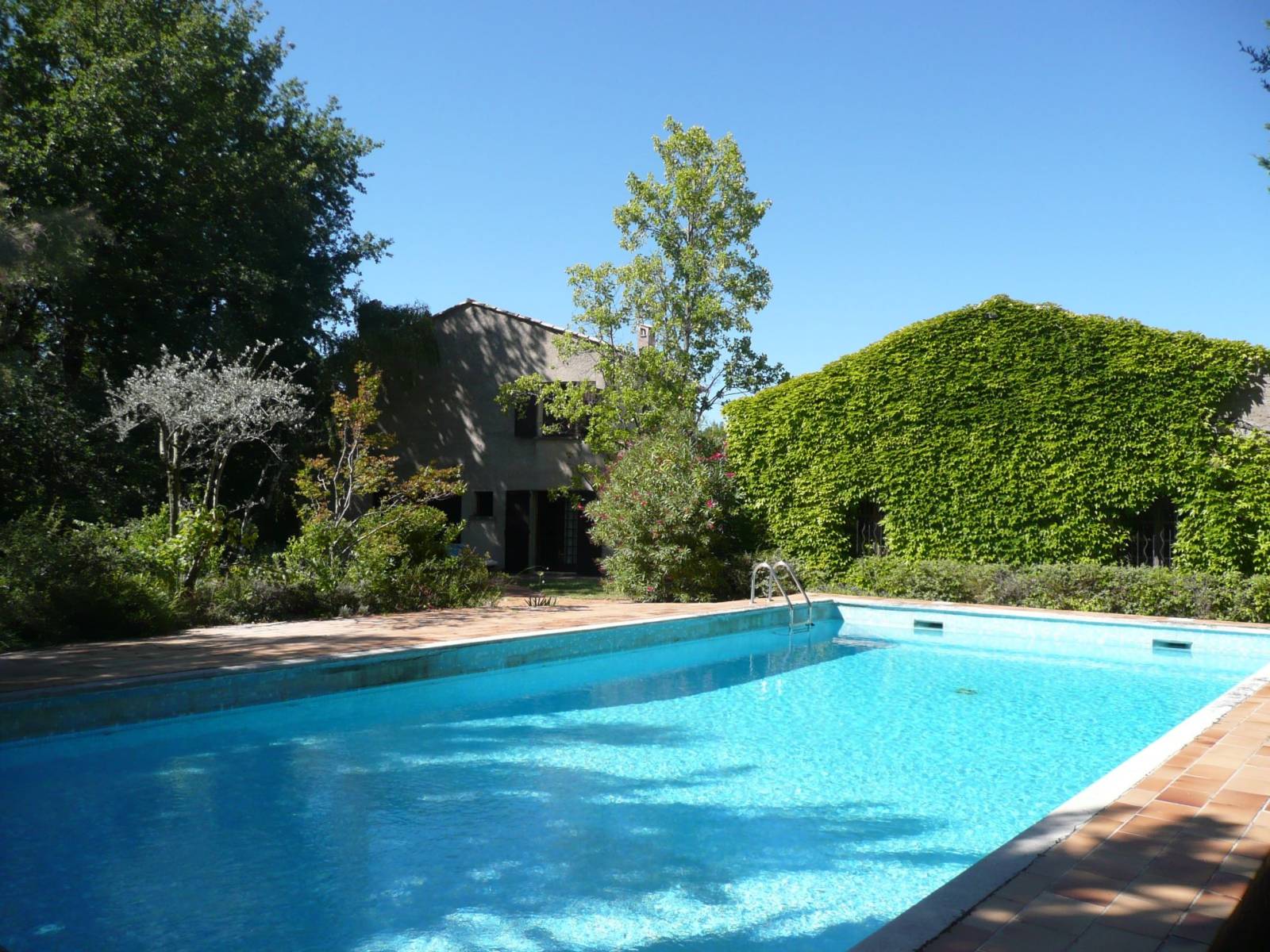 Maison de village à vendre à Séguret avec un jardin, une oliveraie, une piscine deux maisons et une grande dépendance
