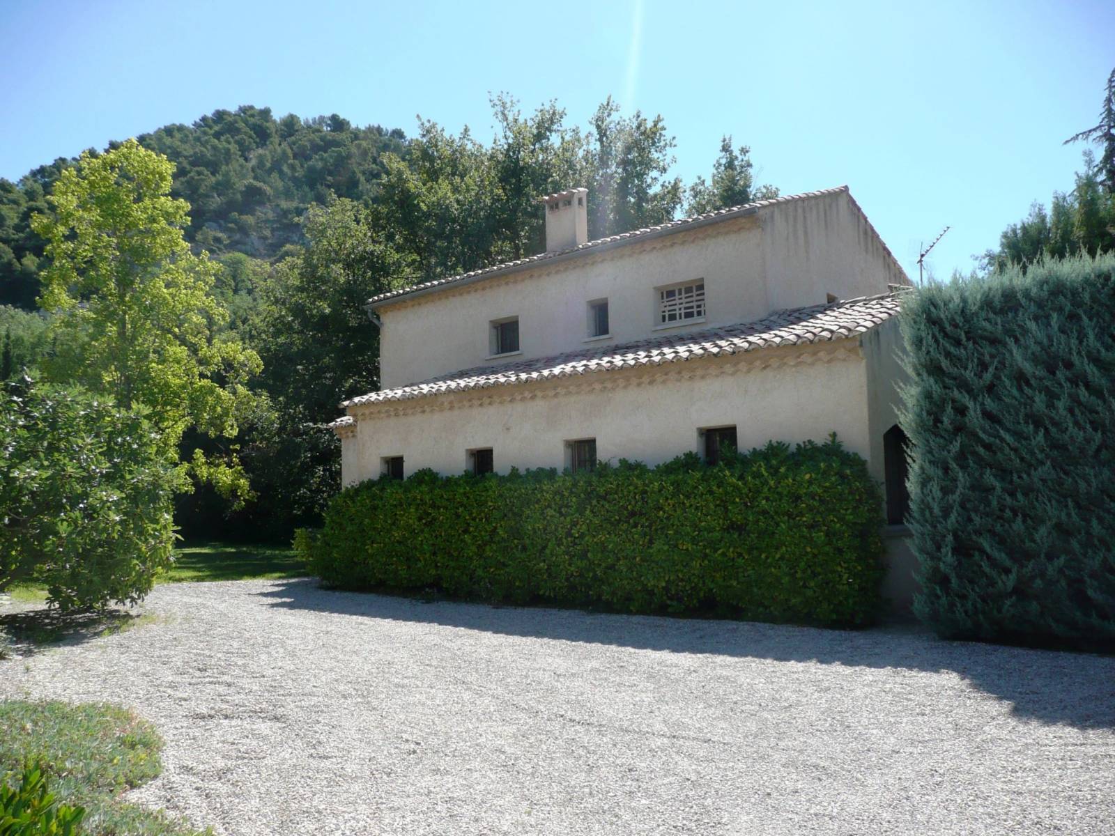 Maison de village à vendre à Séguret avec un jardin, une oliveraie, une piscine deux maisons et une grande dépendance