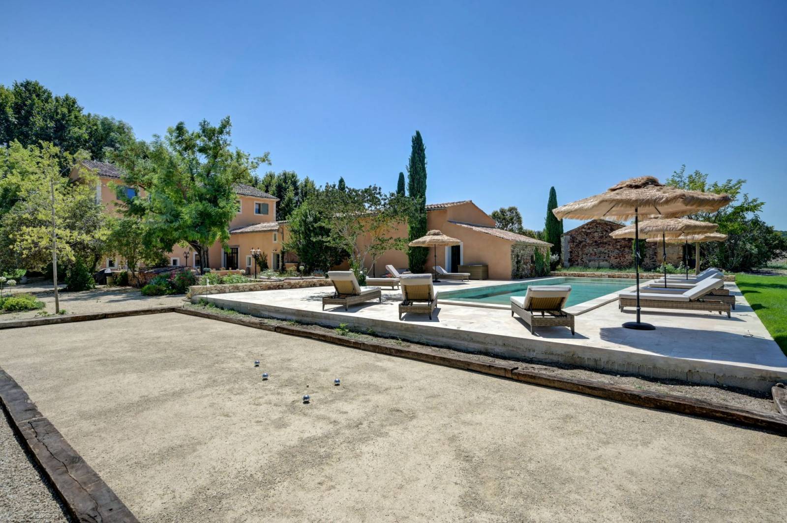 Bastide datant du 19ème siècle entièrement rénovée à vendre à Roussillon avec 600 m2 habitables et 4 hectares de terrain