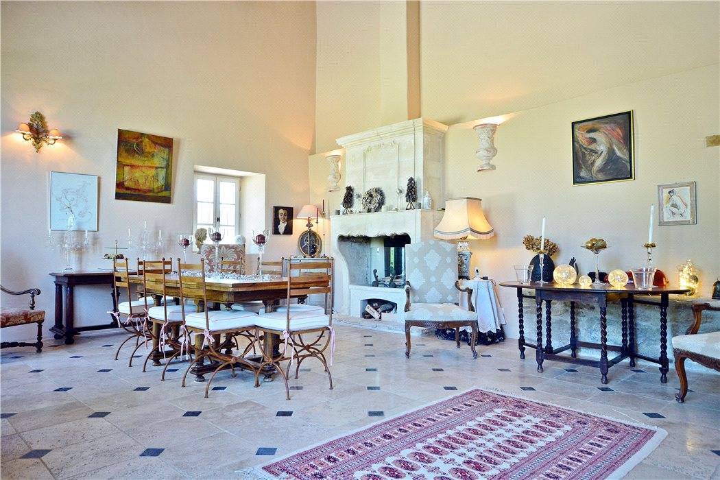 Ancienne bastide datant du XVIIIème siècle entièrement restaurée à vendre près du Golf de Saumane de Vaucluse en Luberon