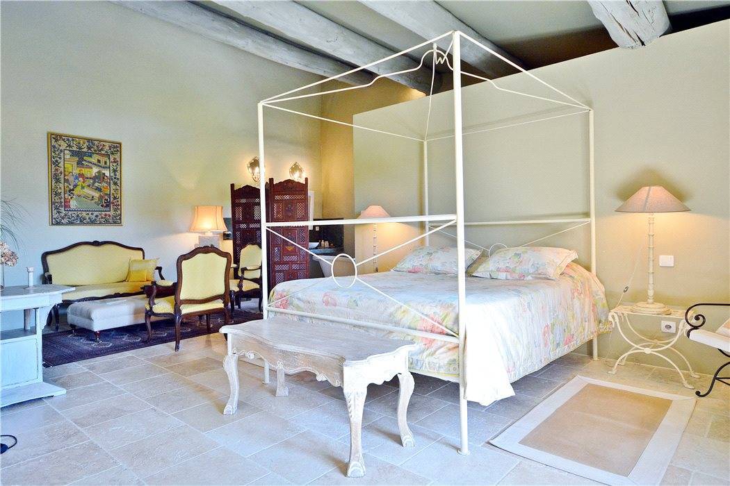 Ancienne bastide datant du XVIIIème siècle entièrement restaurée à vendre près du Golf de Saumane de Vaucluse en Luberon