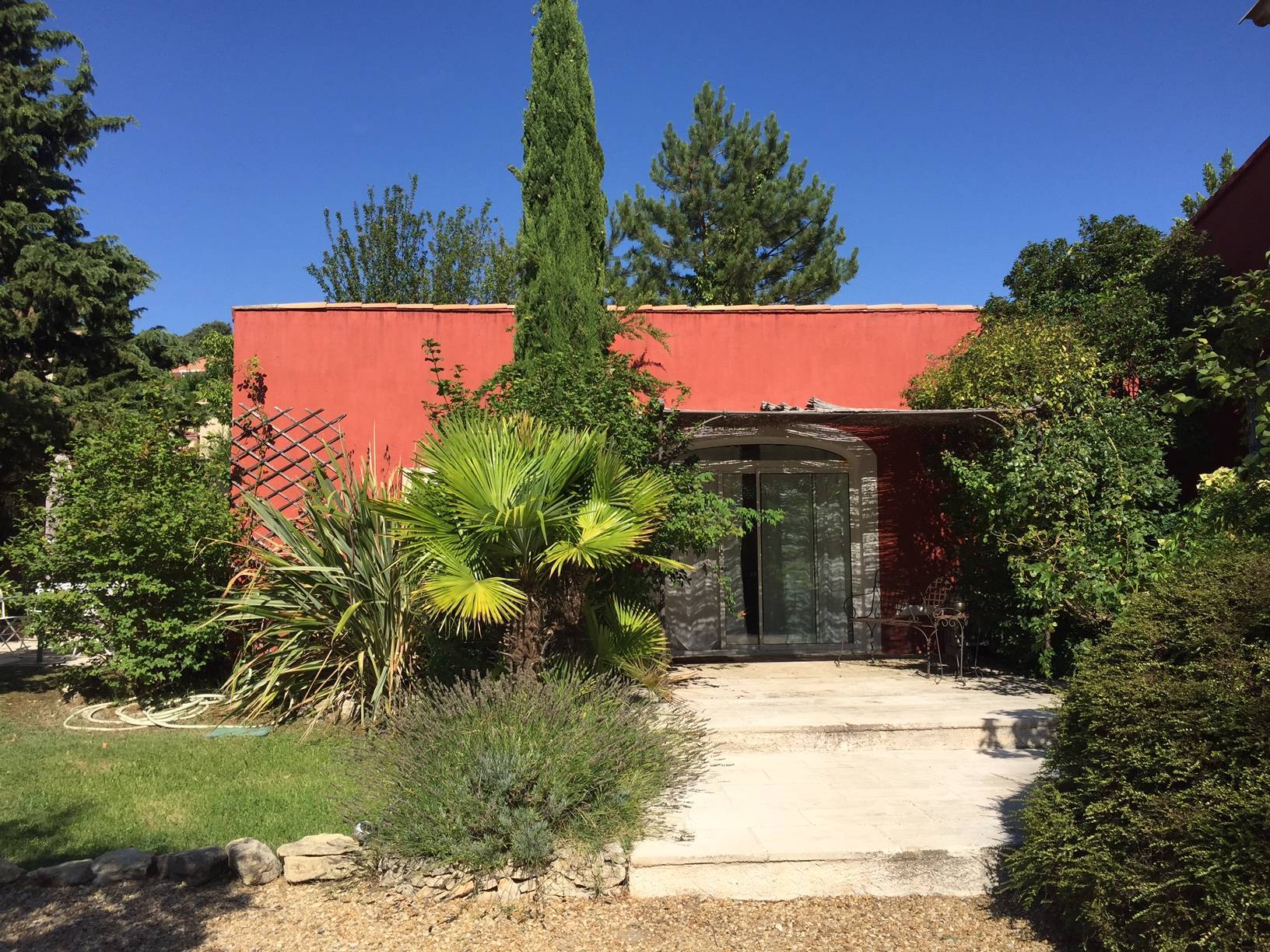 Maison de charme à vendre à Saint Saturnin les Apt avec jardin, piscine et 2 chambres d'amis indépendantes