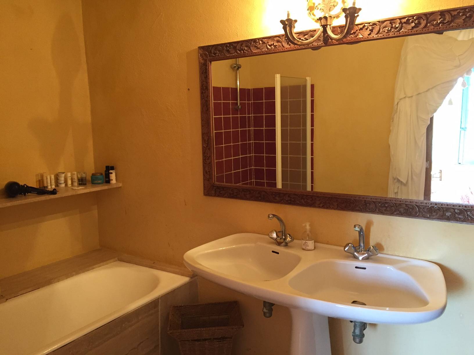 Maison de village de caractère à vendre à Menerbes avec un jardin