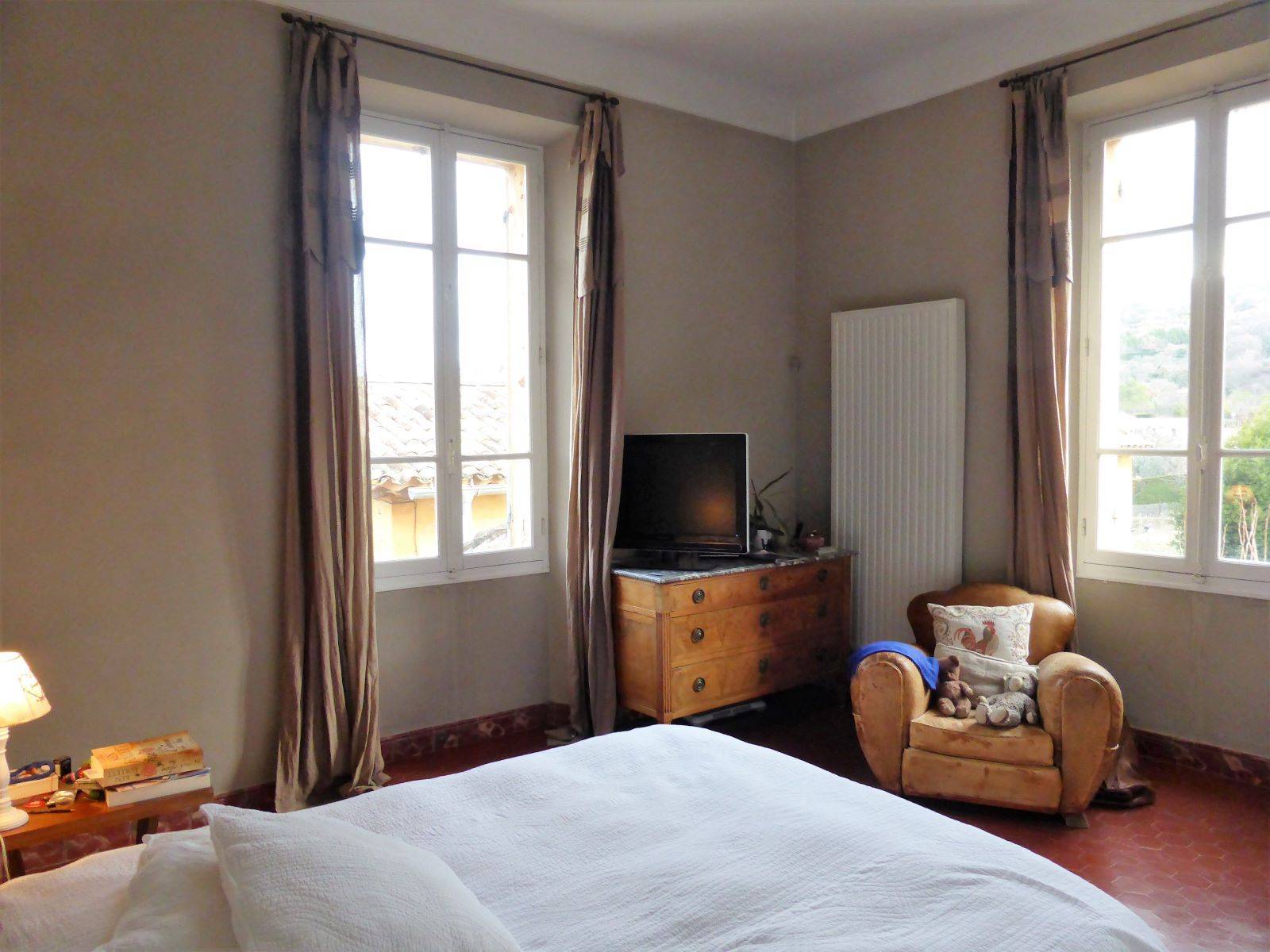 Propriété à vendre dans le Luberon avec trois maisons, jardin et piscine