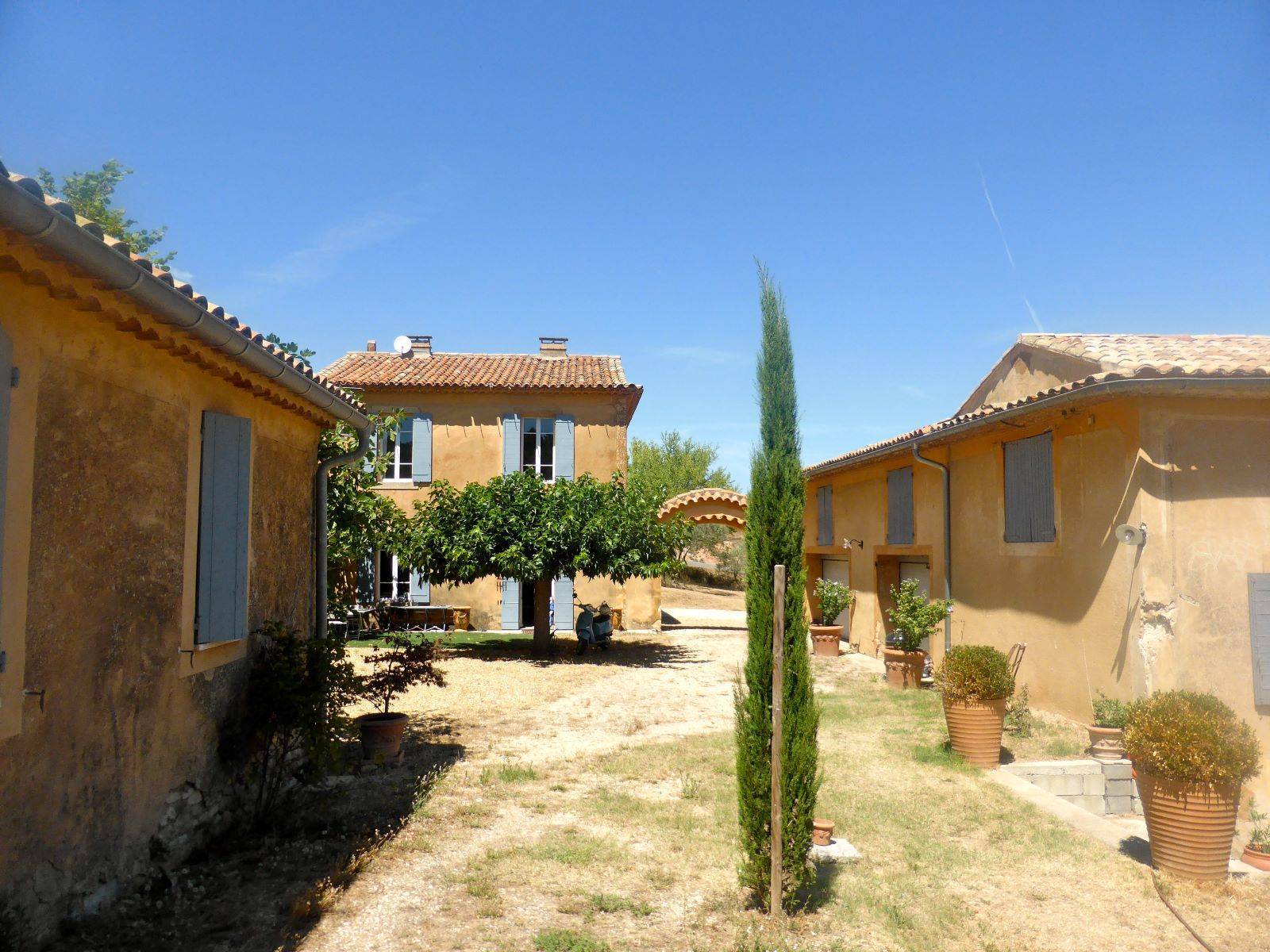 Propriété à vendre dans le Luberon avec trois maisons