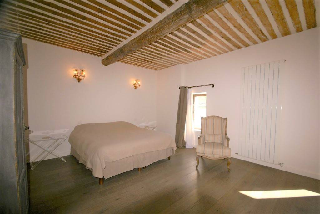 Maison de village de caractère à vendre à Cabrières d'Avignon avec jardin et piscine