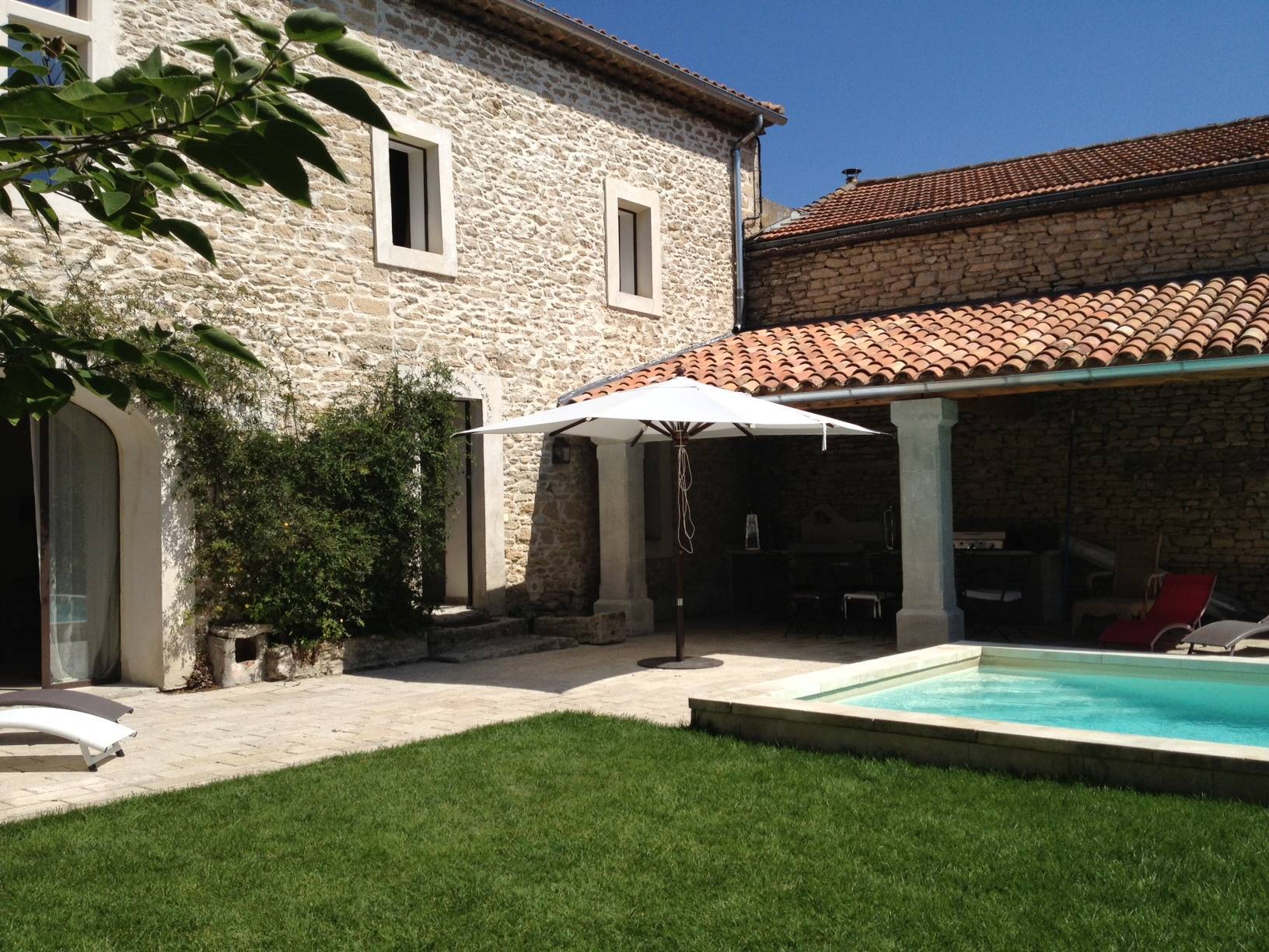 Maison de village de caractère à vendre à Cabrières d'Avignon avec jardin et piscine