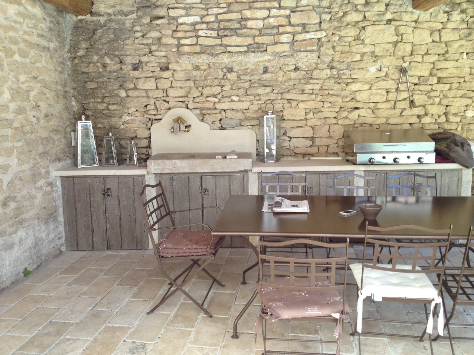 Maison de village de caractère à vendre à Cabrières d'Avignon avec jardin et piscine