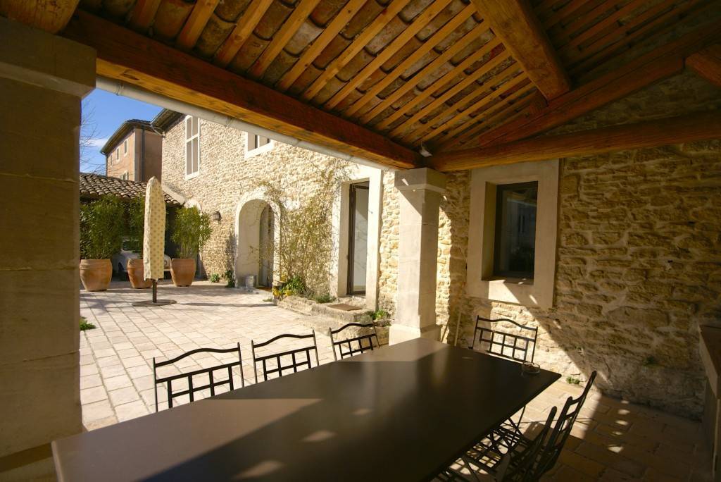 Maison de village de caractère à vendre à Cabrières d'Avignon avec jardin et piscine