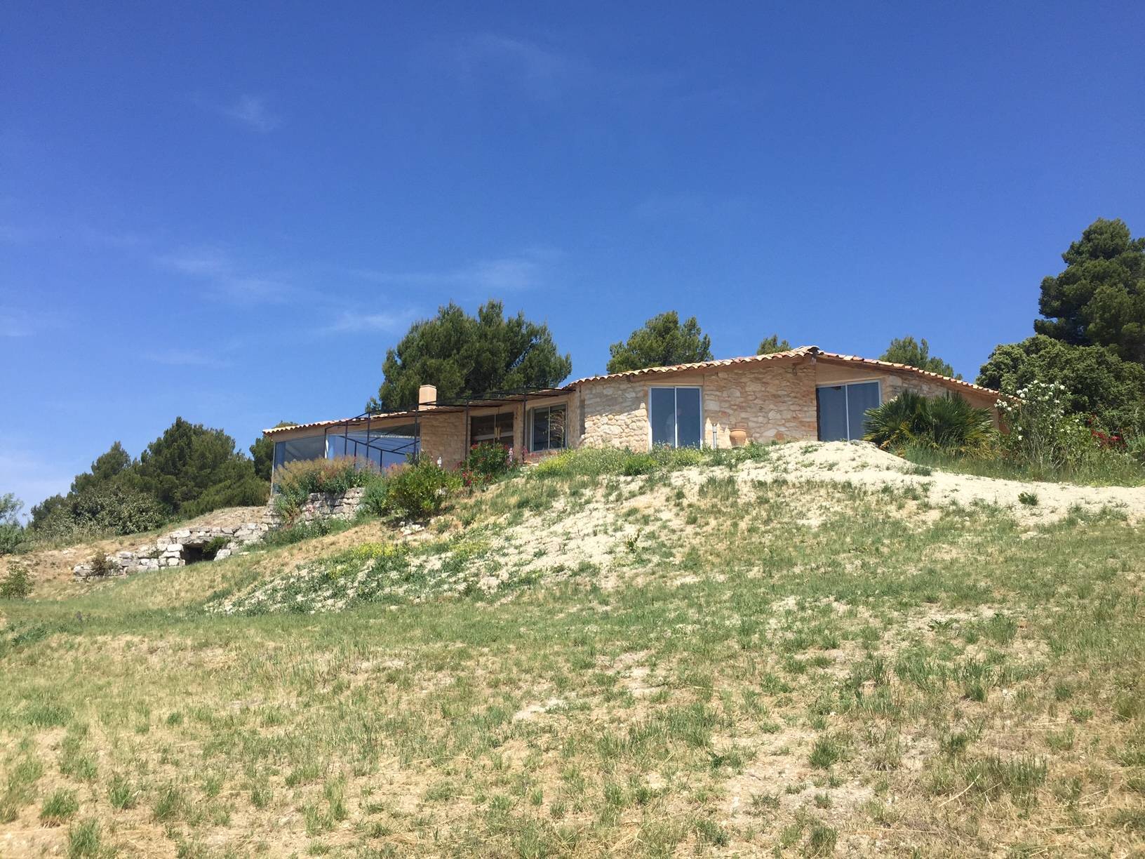Maison contemporaine à vendre près de Gordes avec une vue panoramique
