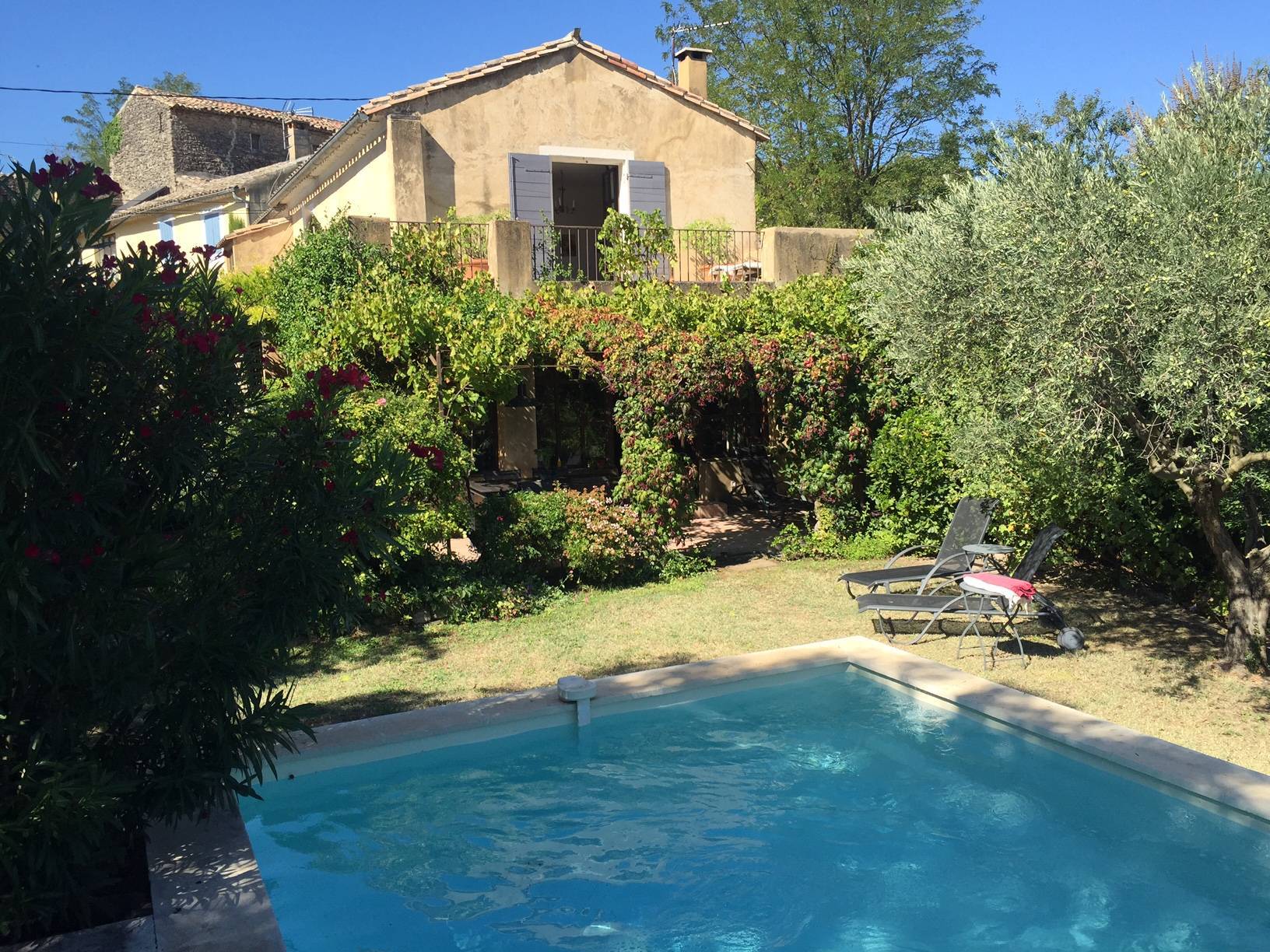 Maison de charme à vendre à Oppède avec jardin et piscine