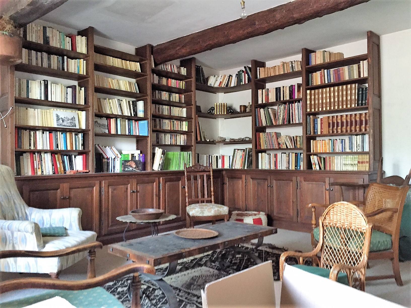 Bastide de caractère à vendre à Roussillon avec un jardin arboré et une piscine