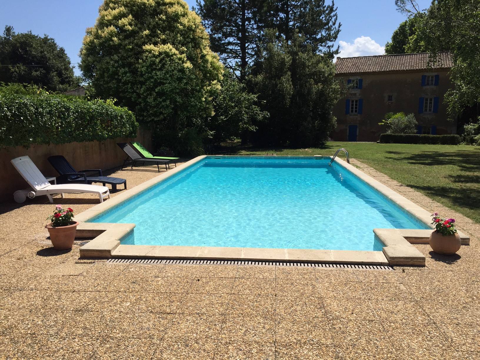 Bastide de caractère à vendre à Roussillon avec un jardin arboré et une piscine