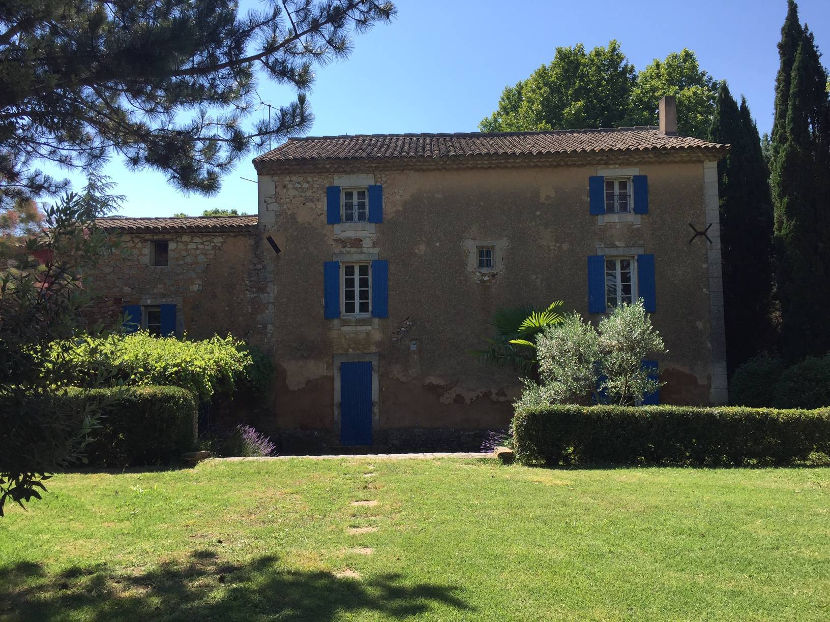 Bastide de caractère à vendre à Roussillon avec un jardin arboré et une piscine