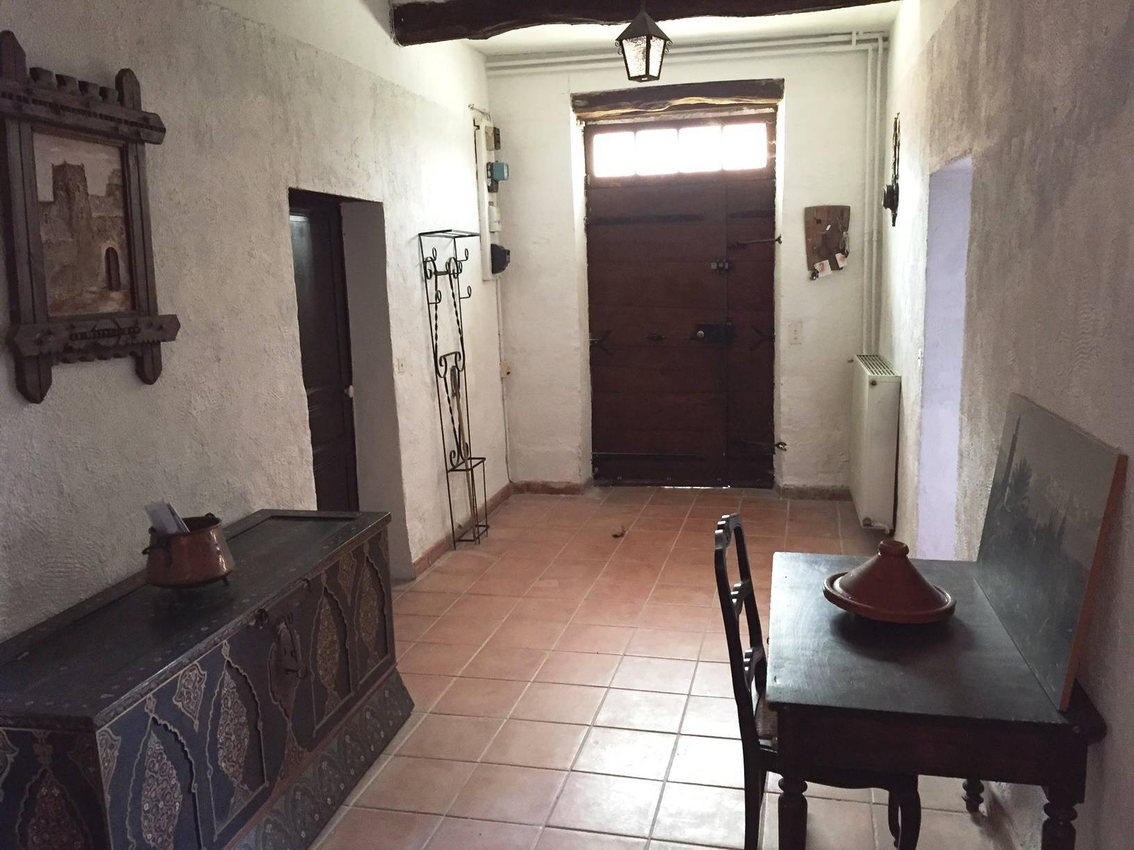 Bastide de caractère à vendre à Roussillon avec un jardin arboré et une piscine
