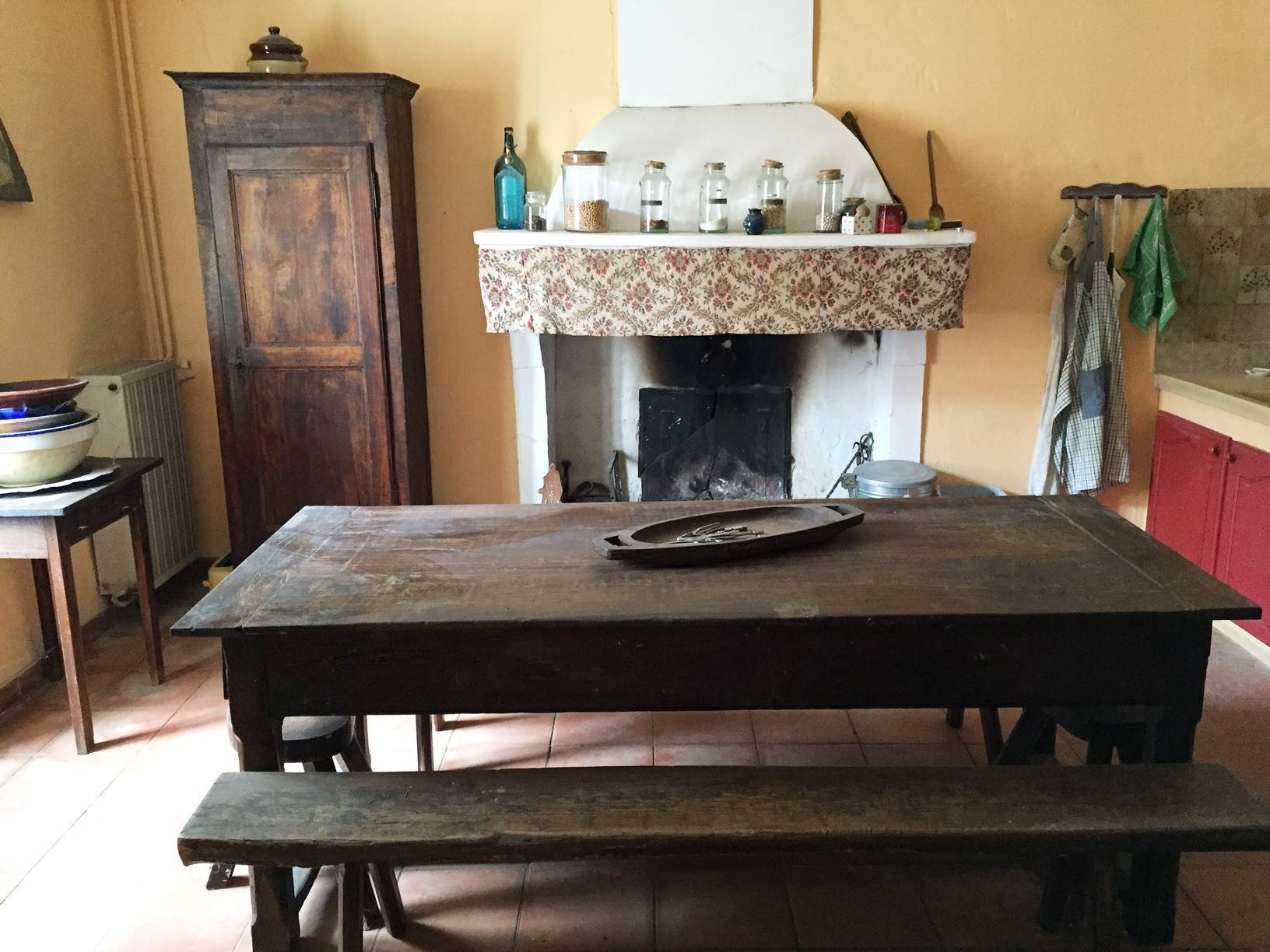 Bastide de caractère à vendre à Roussillon avec un jardin arboré et une piscine