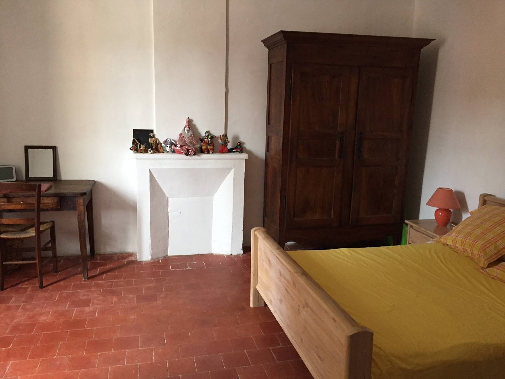 Bastide de caractère à vendre à Roussillon avec un jardin arboré et une piscine
