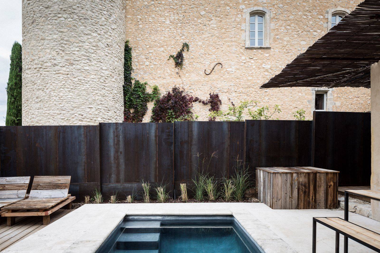 Maison pleine de charme à vendre à Gordes avec une cour intérieure et une piscine