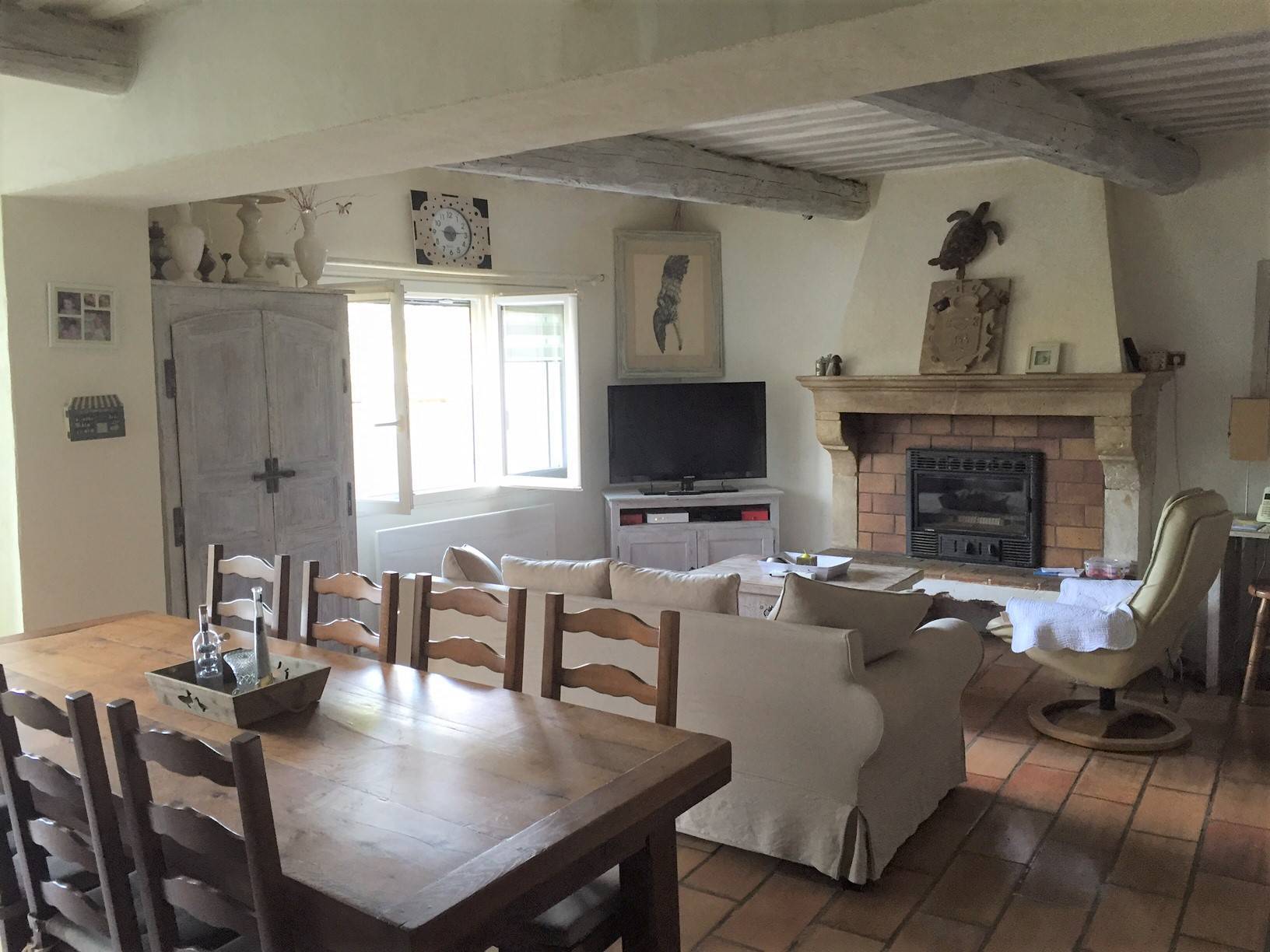 Maison de village à vendre à Menerbes avec une terrasse et une piscine