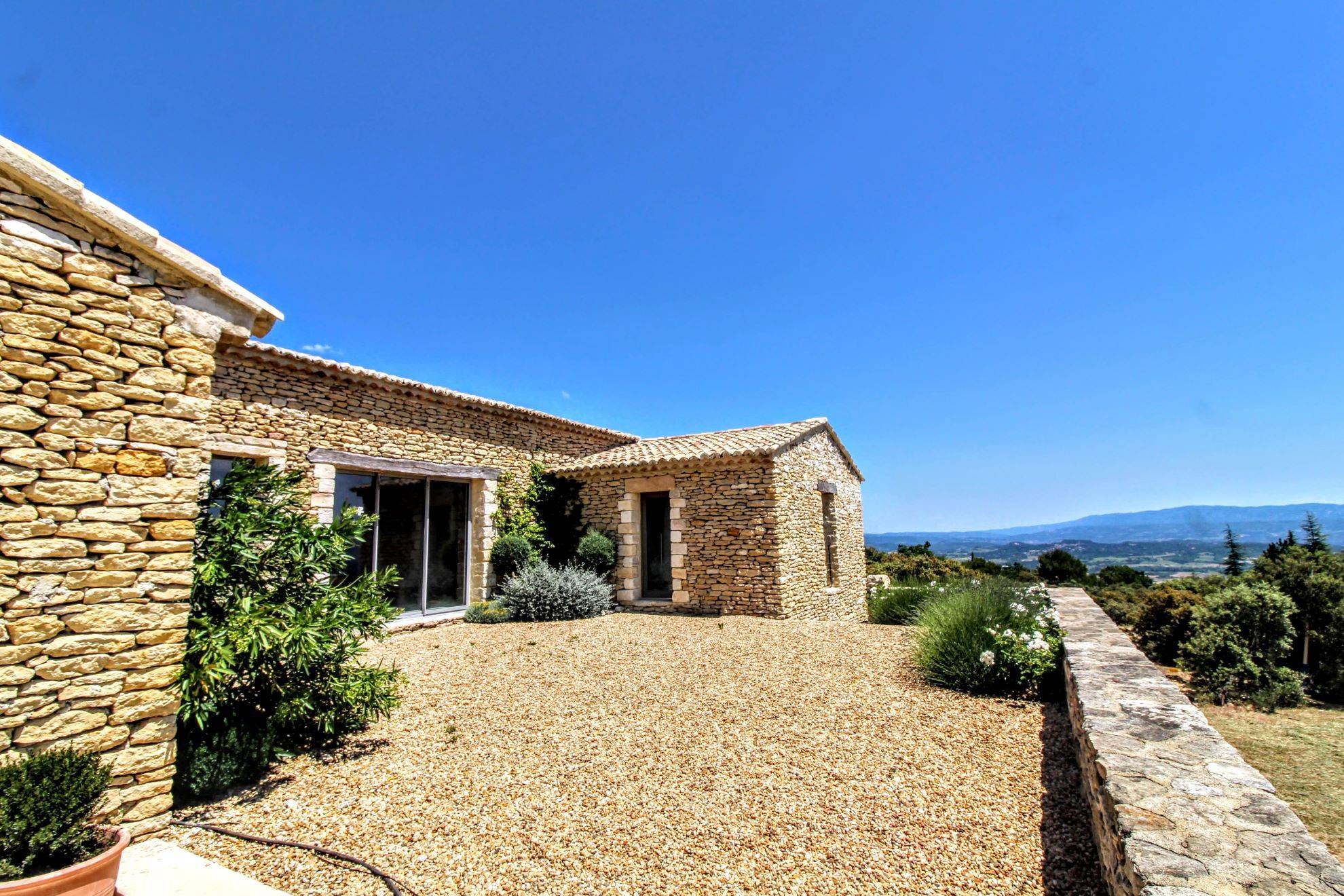 Propriété de prestige à vendre à Gordes avec une vue panoramique