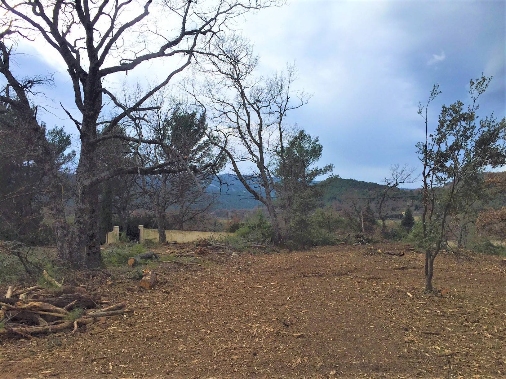 Terrain constructible à vendre à Menerbes avec une belle vue sur le Luberon