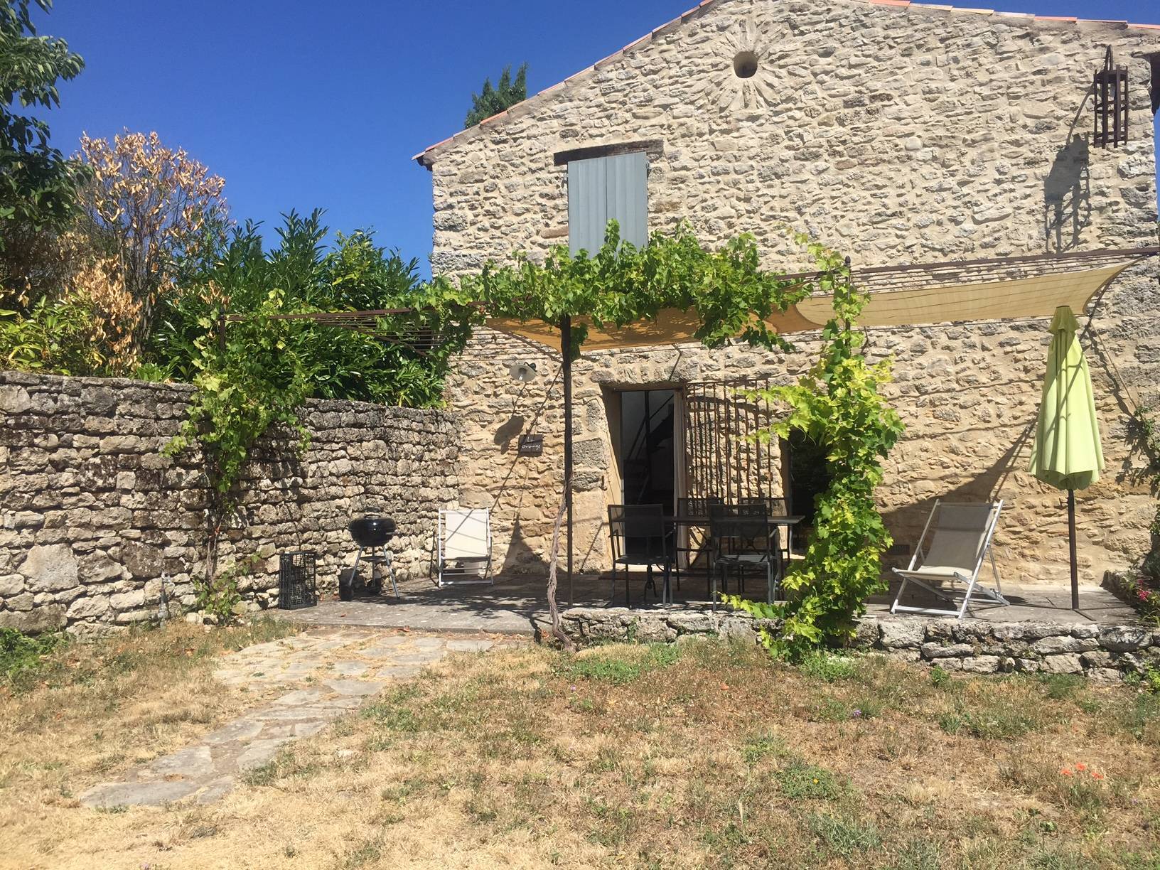 Maison de hameau de caractère avec jardin à vendre à Saint Martin de Castillon