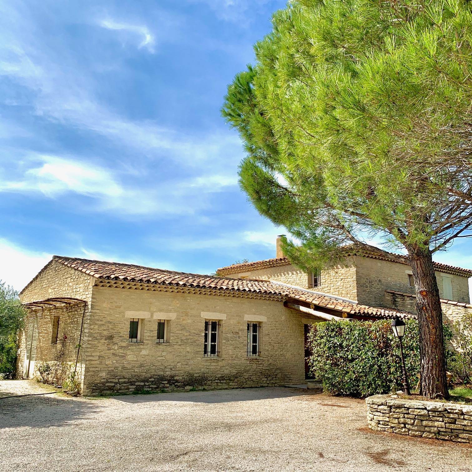 Maison en pierre à vendre à Gordes dans le village avec un jardin, une piscine et un garage