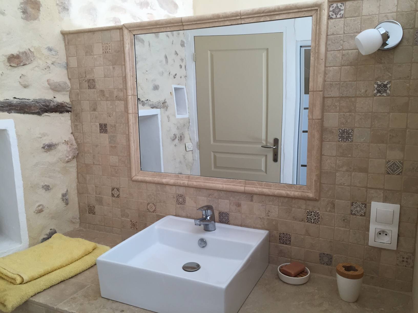 Maison de hameau à vendre à Roussillon avec cour intérieure et piscine