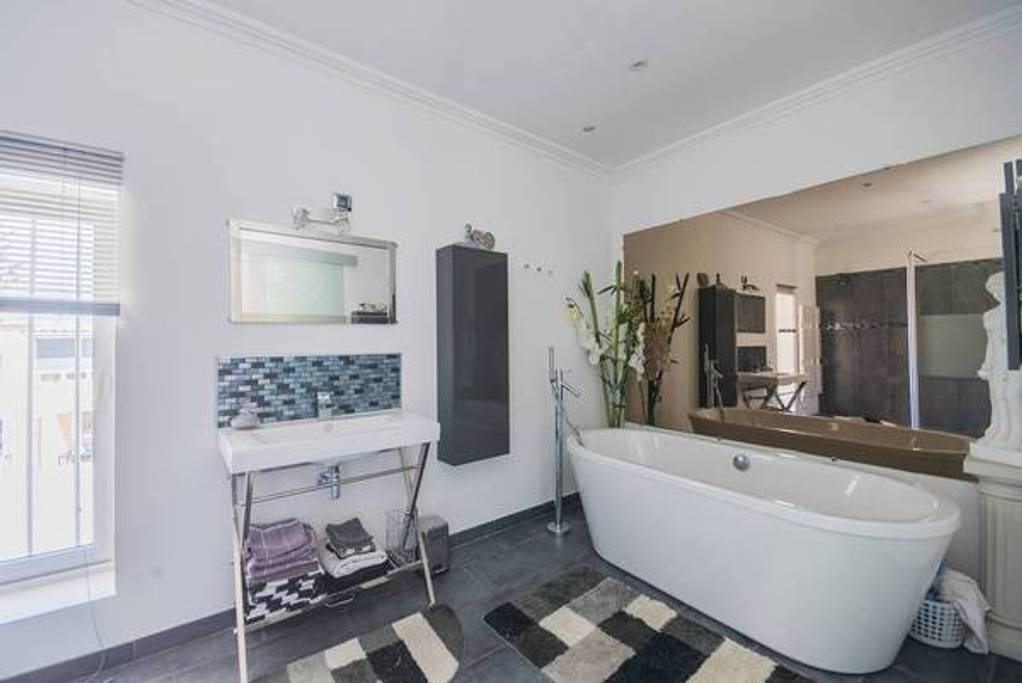 Maison de Maître à vendre à Avignon avec son parc arboré, piscine et un appartement indépendant
