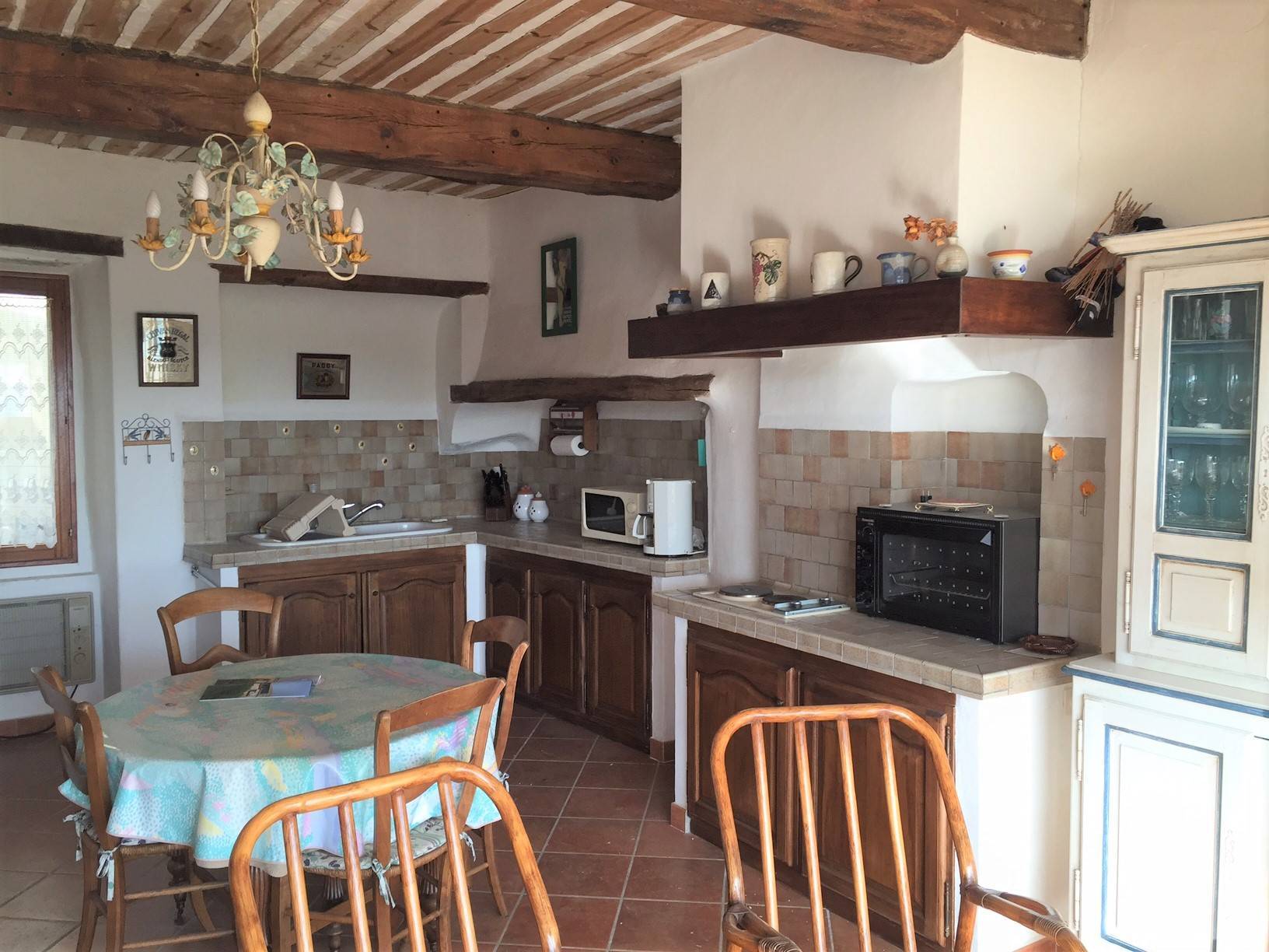 Maison de village de caractère et de charme à vendre à Menerbes avec une terrasse et une vue panoramique