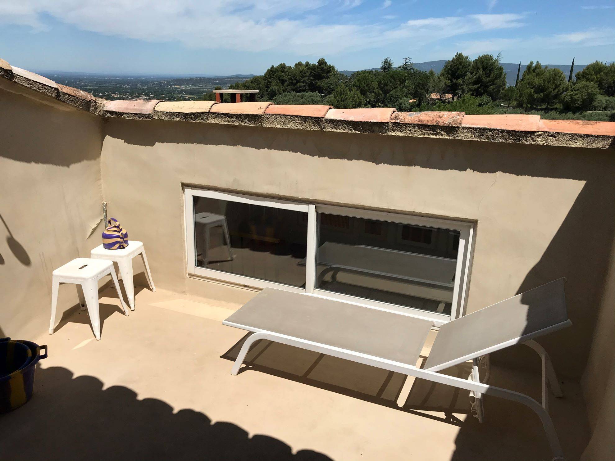 Maison de village à vendre dans le Luberon avec une terrasse tropézienne