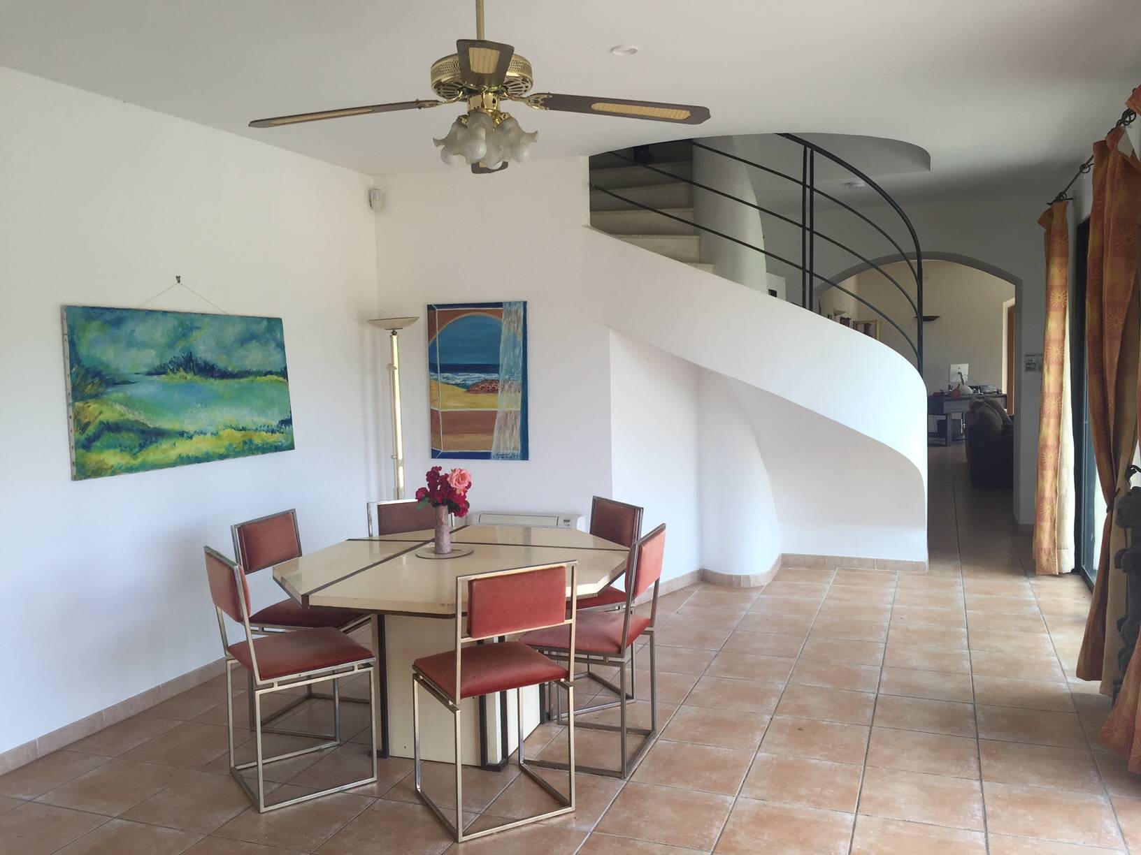 Maison de village à vendre à Menerbes avec un jardin, une piscine et une maison d'amis