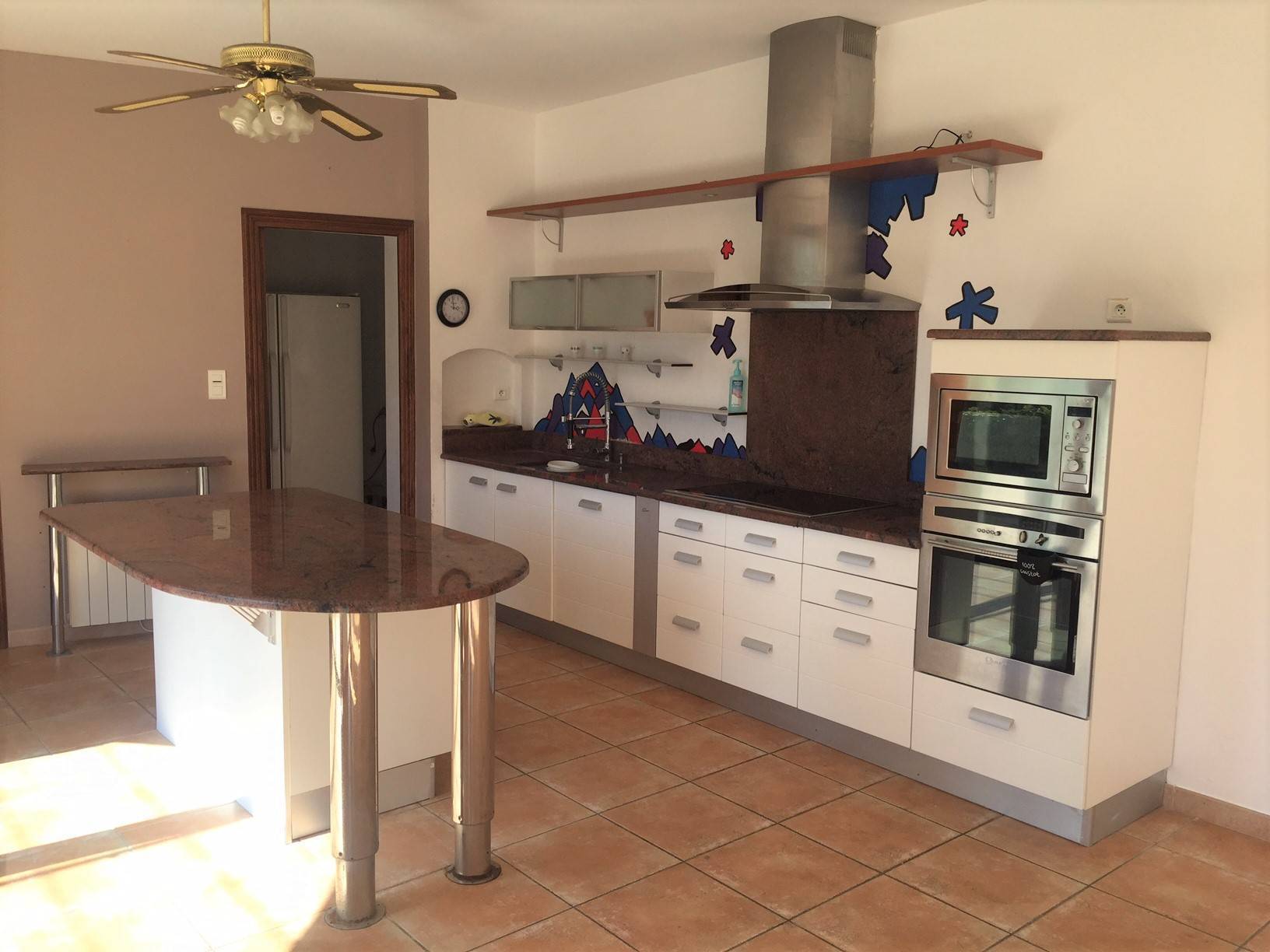 Maison de village à vendre à Menerbes avec un jardin, une piscine et une maison d'amis