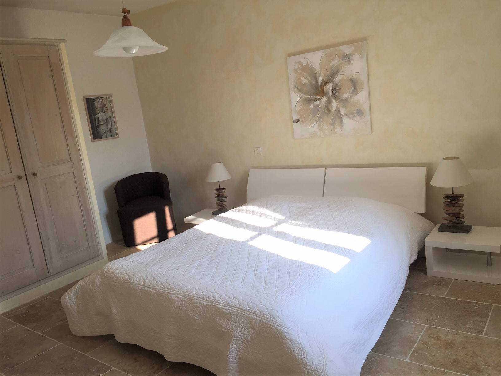 Mas ancien restauré à vendre à Menerbes avec une belle pièce de reception, un jardin et une piscine