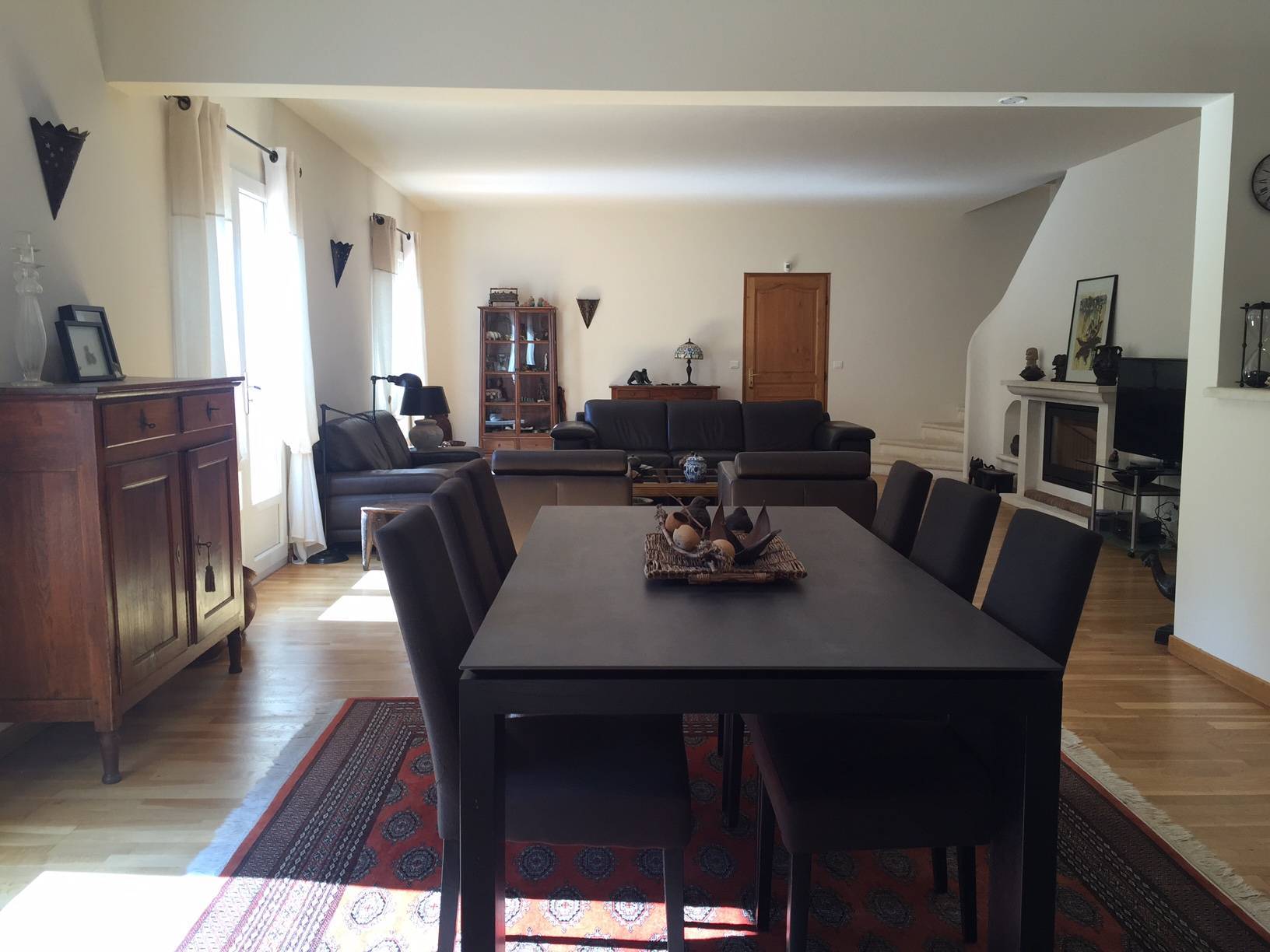 Maison moderne à vendre à Roussillon avec un parc arboré et une piscine