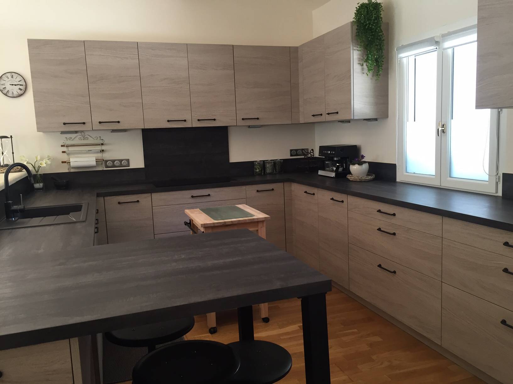 Maison moderne à vendre à Roussillon avec un parc arboré et une piscine