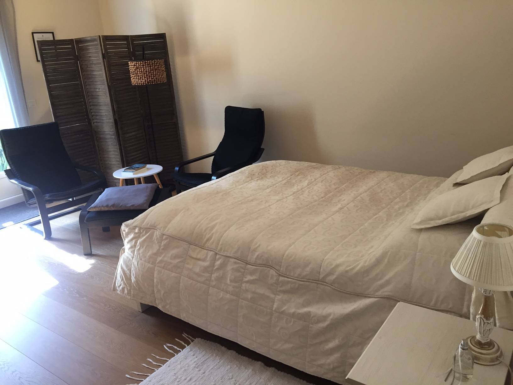 Maison moderne à vendre à Roussillon avec un parc arboré et une piscine