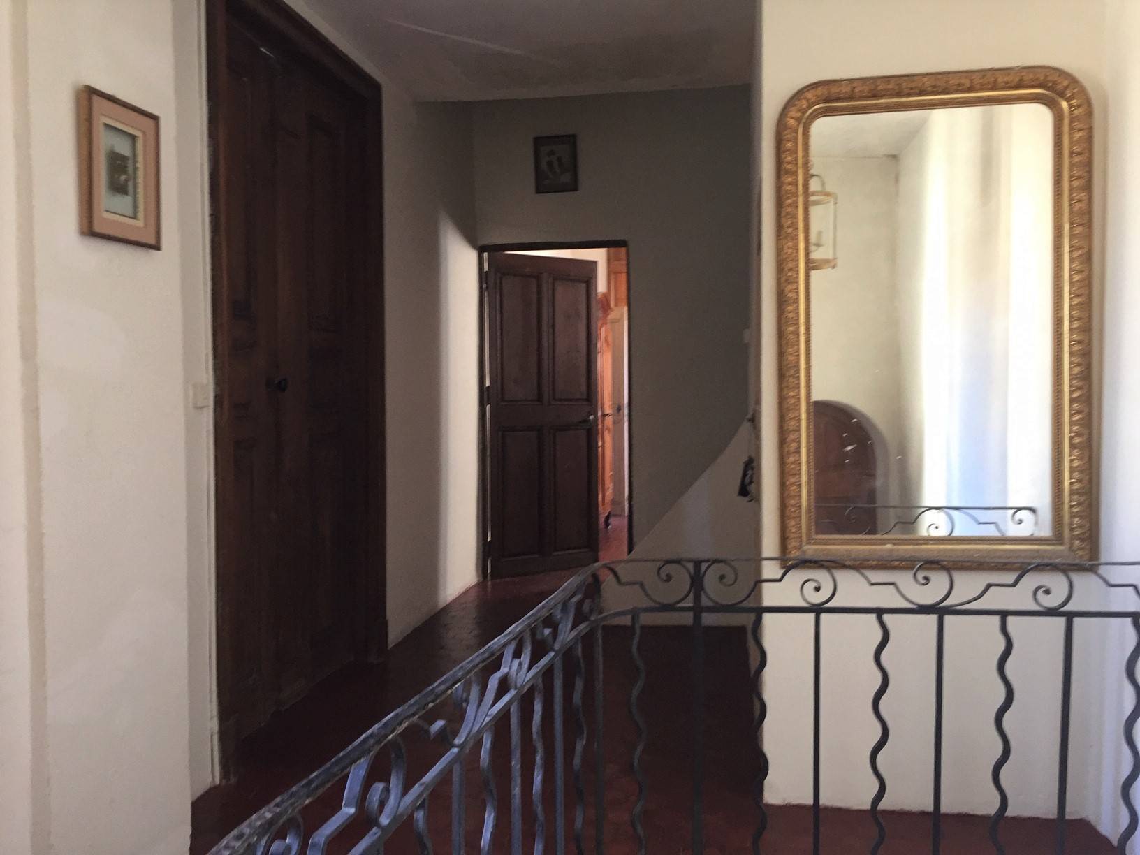 Hôtel Particulier à vendre à Menerbes dans le haut du village avec un jardin terrasse et une vue panoramique