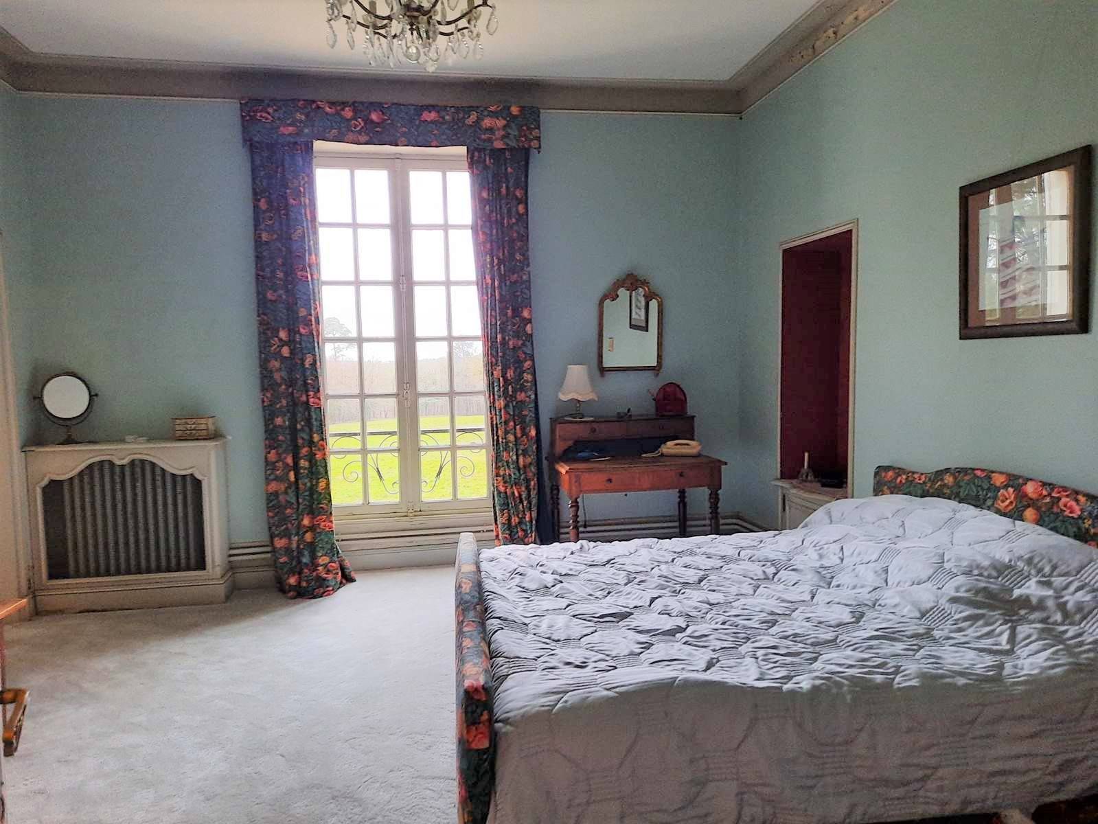 Propriété de chasse et d'agrément à vendre en Sologne avec 110 hectares, des étangs, des dépendances et une maison de gardiens