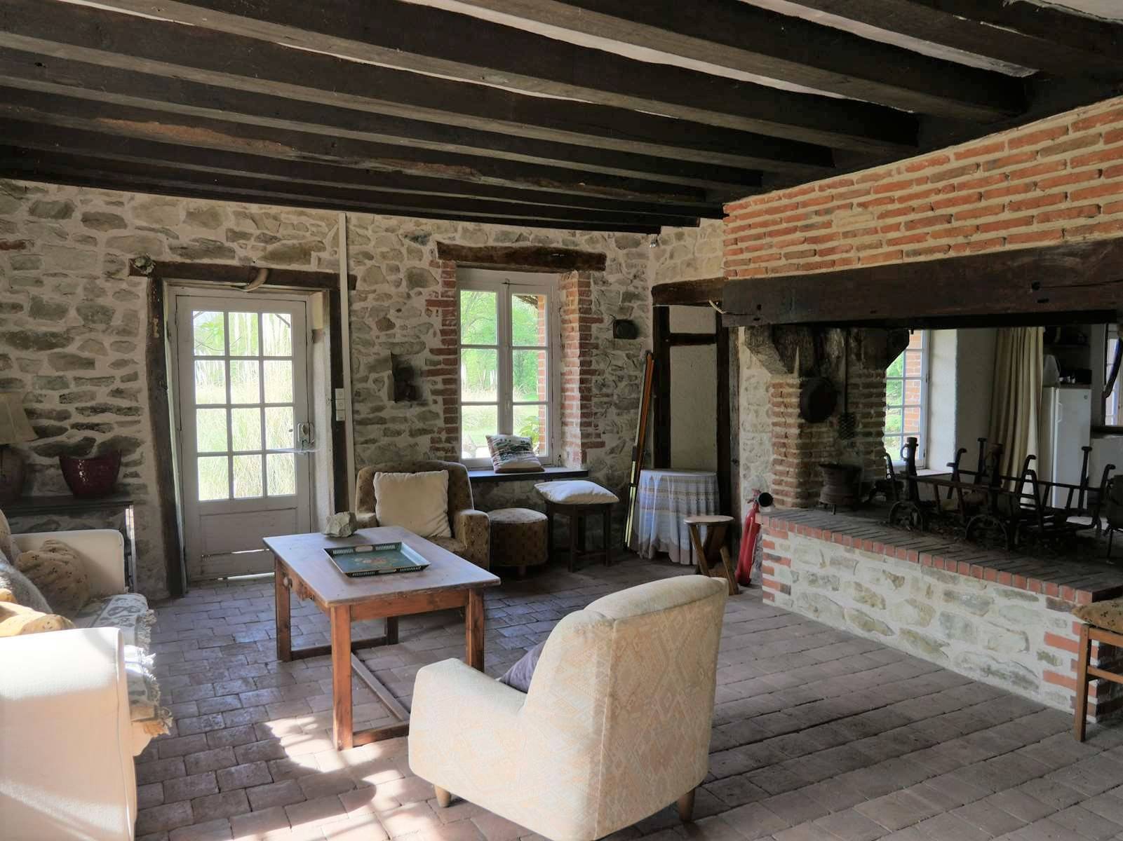 Propriété de chasse et d'agrément à vendre en Sologne avec 110 hectares, des étangs, des dépendances et une maison de gardiens