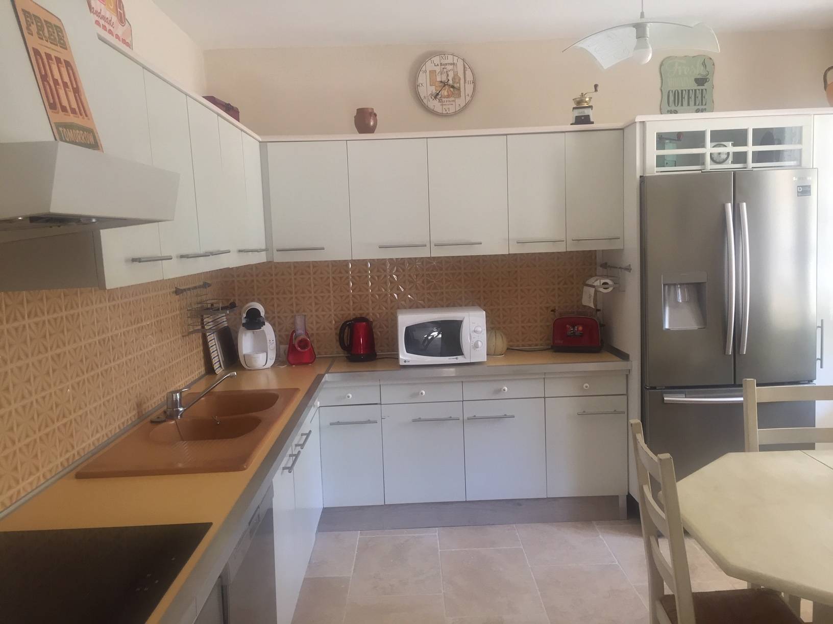Maison de plain-pied à vendre à Menerbes avec un terrain arboré et une belle vue