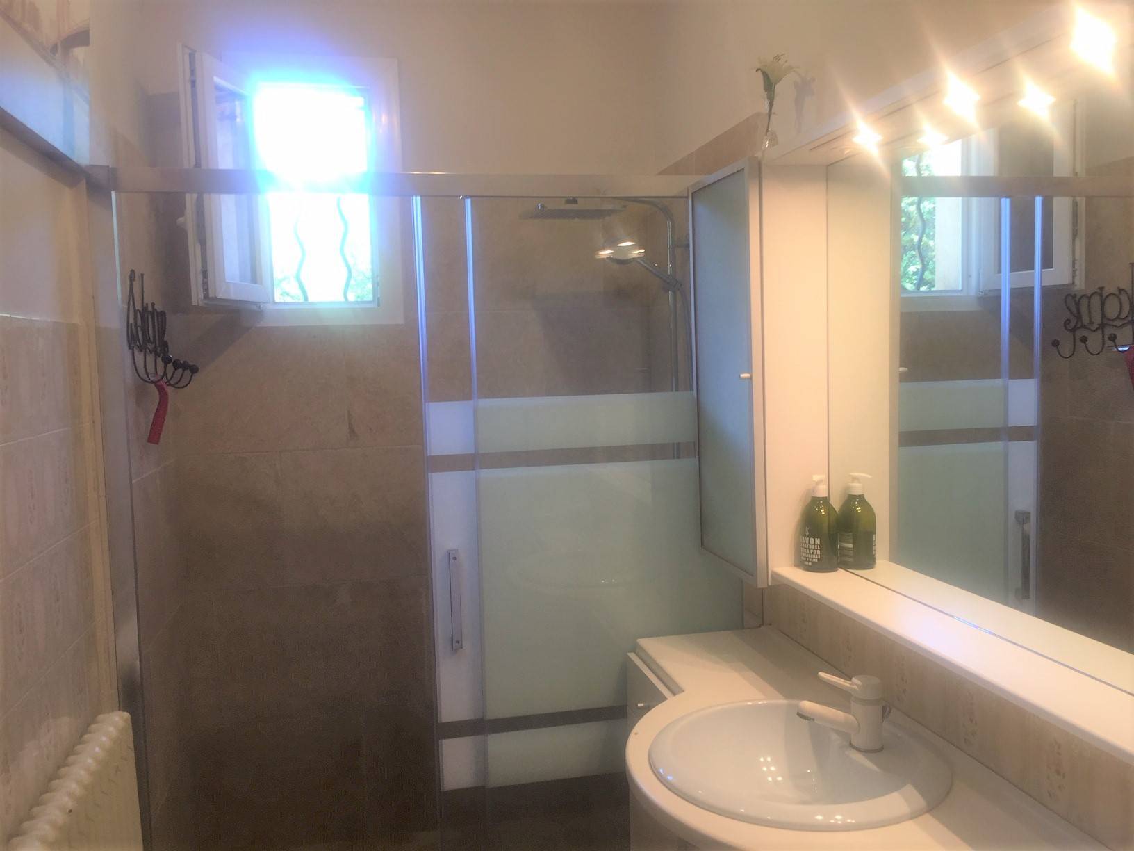 Maison de plain-pied à vendre à Menerbes avec un terrain arboré et une belle vue