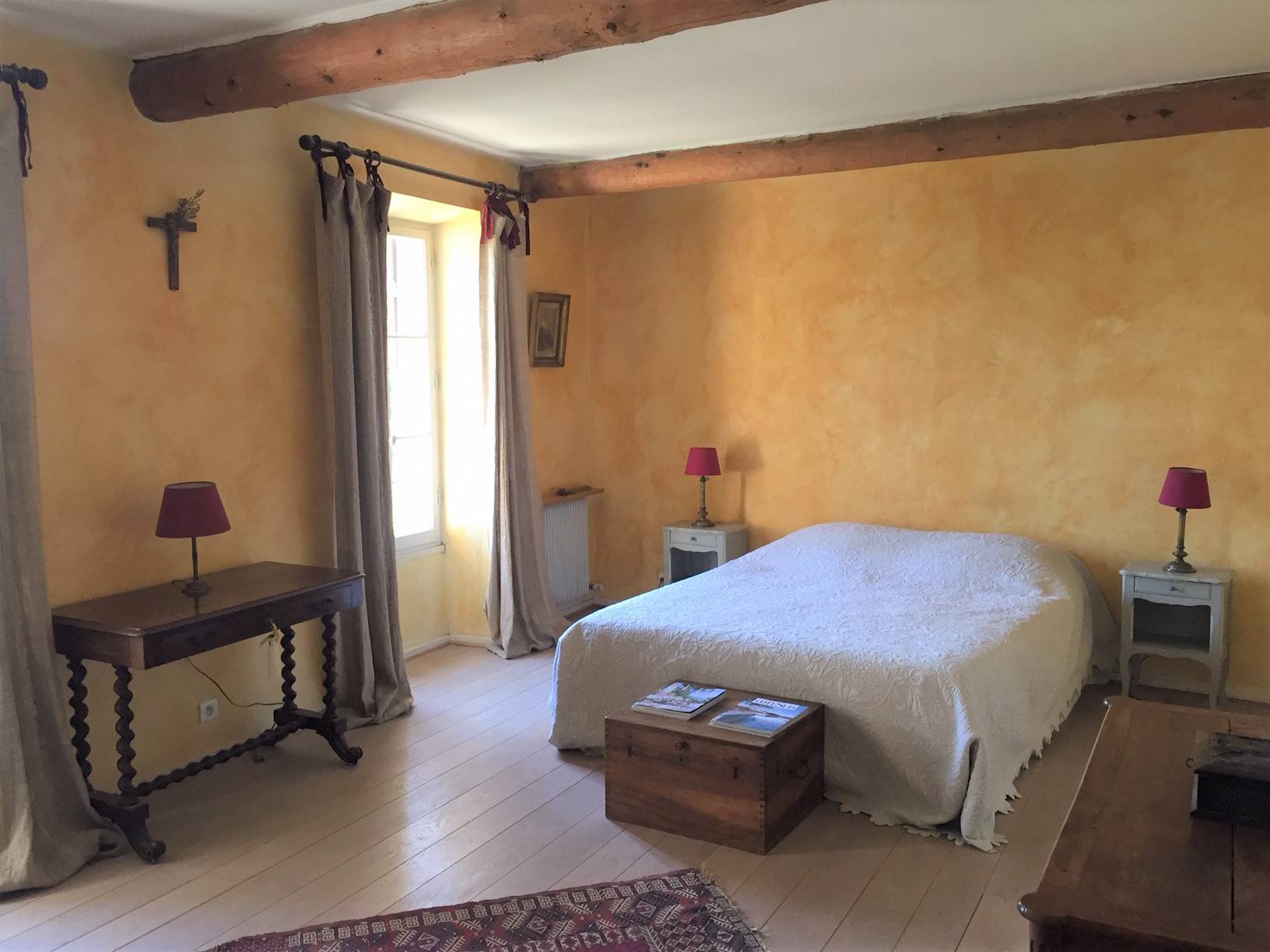 Mas ancien restauré plein de charme à vendre à Bonnieux avec un grand jardin, une piscine et une superbe vue