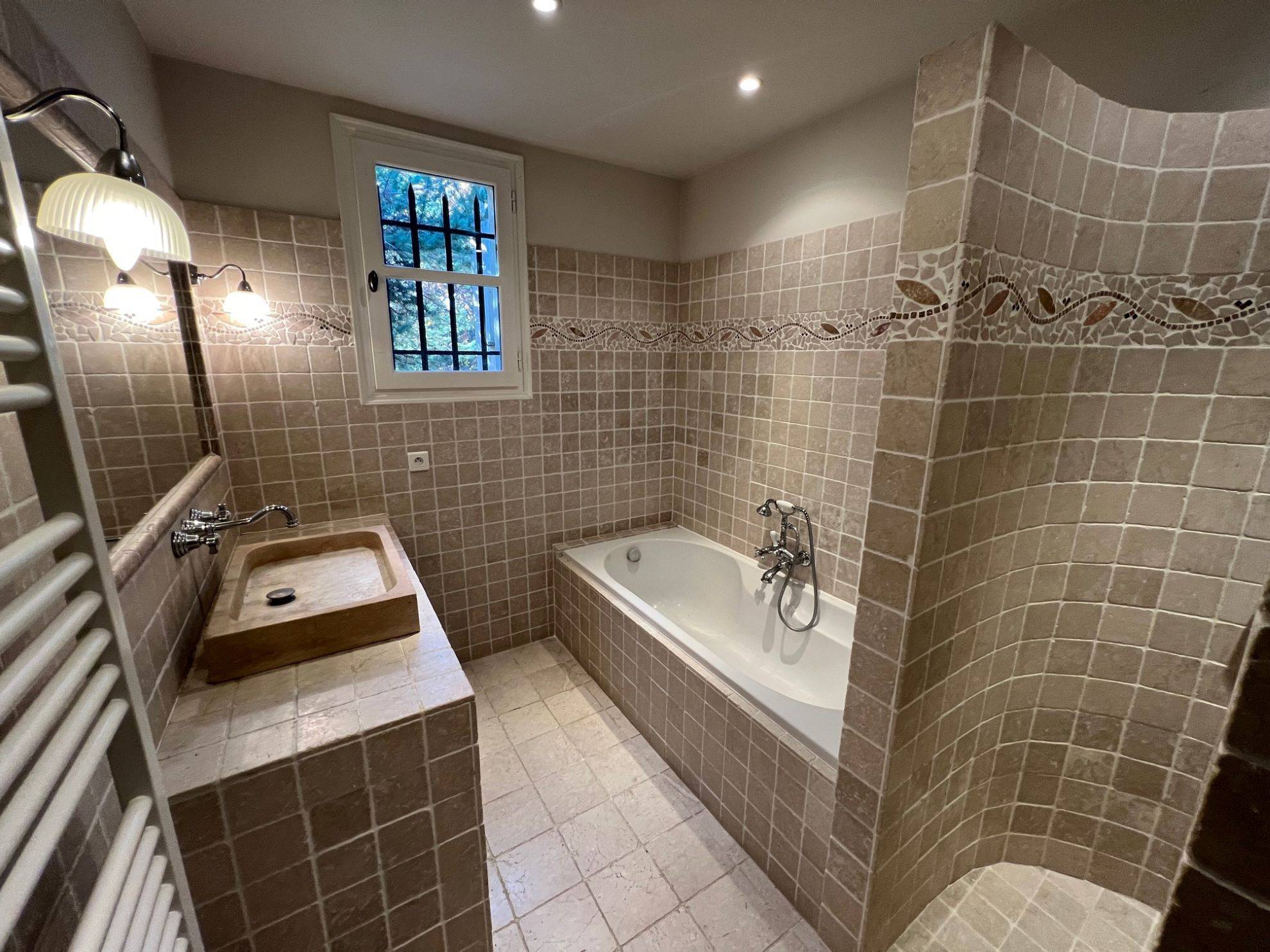 Maison de plain-pied à vendre à Roussillon avec un jardin arboré, une piscine et un gite