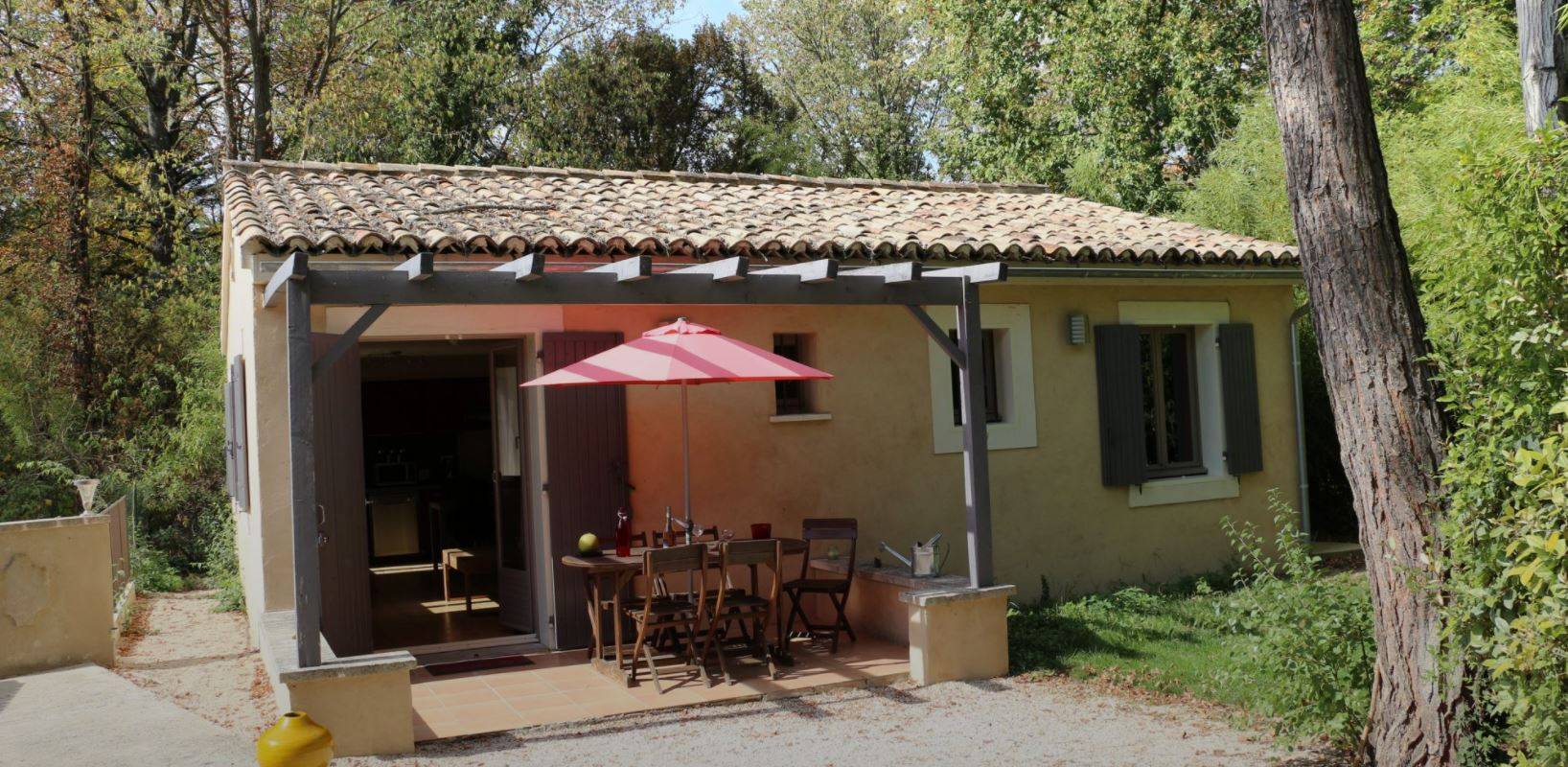 Domaine à vendre à Bonnieux avec un ancien moulin, cinq gites, des dépendances, un parc arboré et des terres agricoles