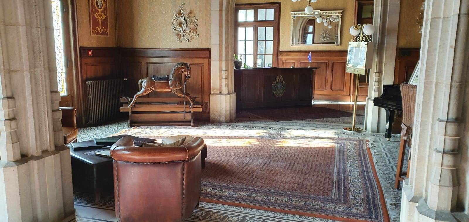 Château à vendre en Bourgogne près de Dijon avec un domaine de 40 hectares