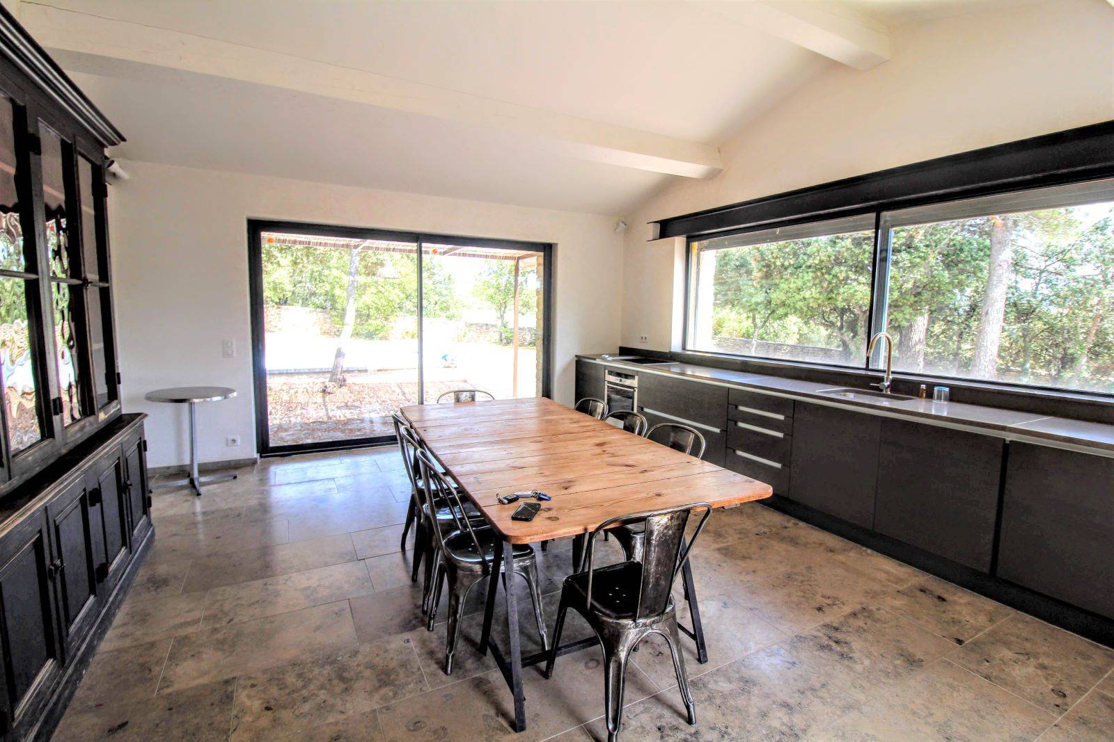 Cuisine contemporaine entièrement équipée dans cette villa de prestige à vendre à Gordes