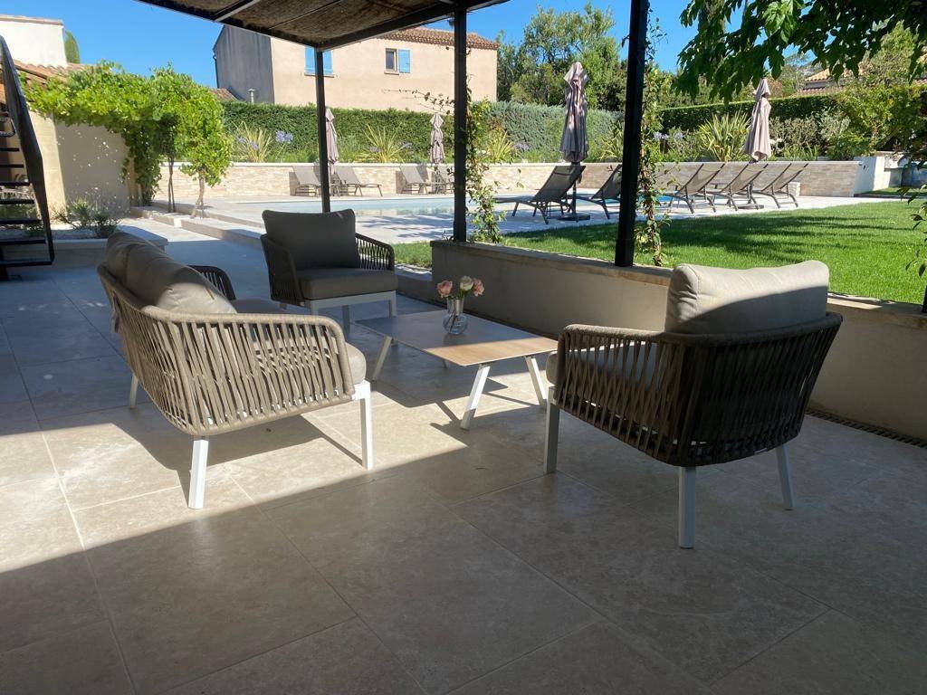 spacieuse terrasse pour cette propriété de prestige à vendre dans les Alpilles
