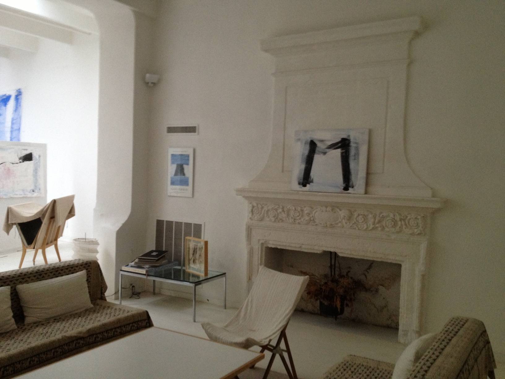 Salon avec cheminée dans ce loft à la vente à Villeneuve les Avignon