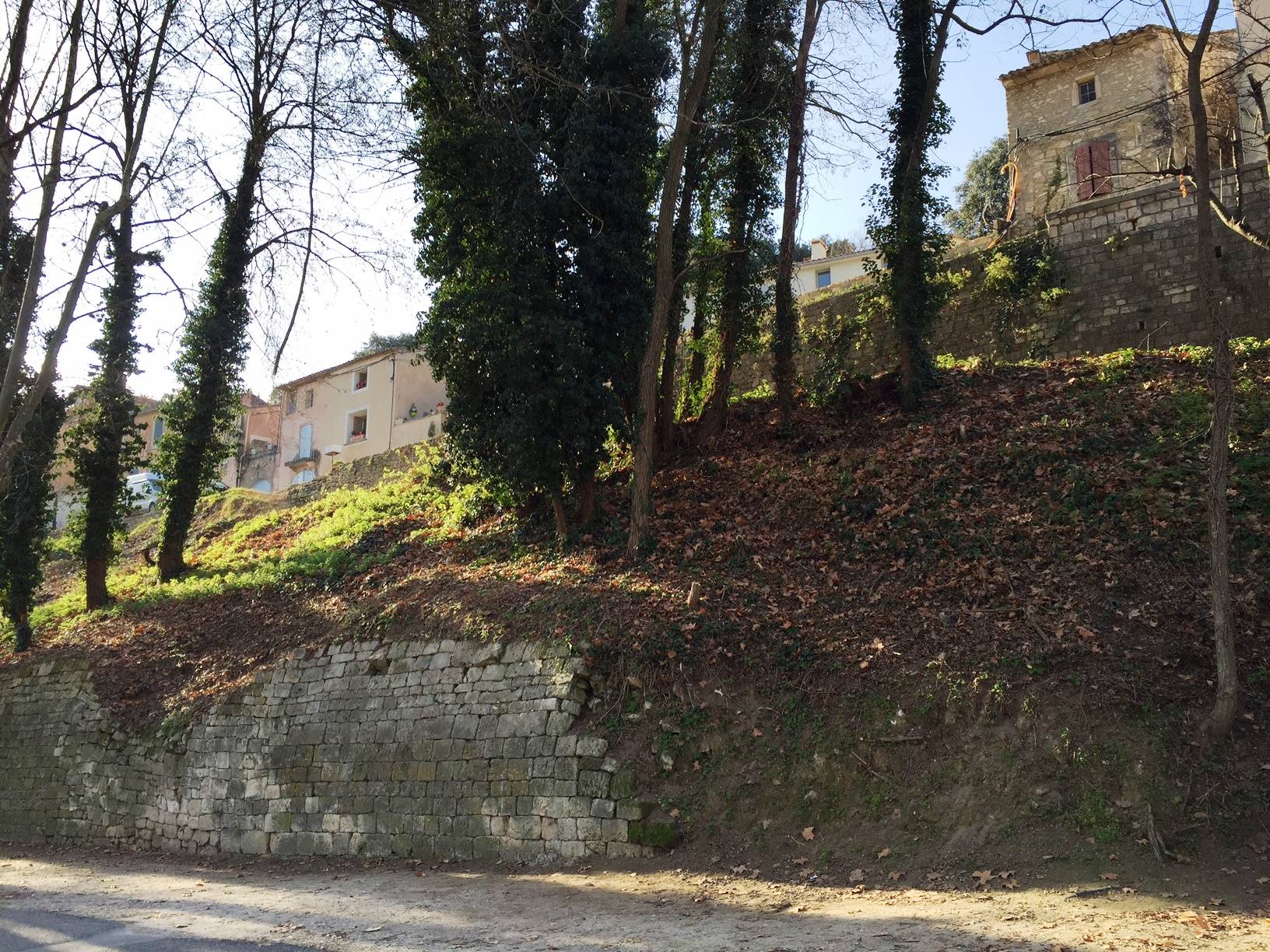 Menerbes centre village terrain à vendre